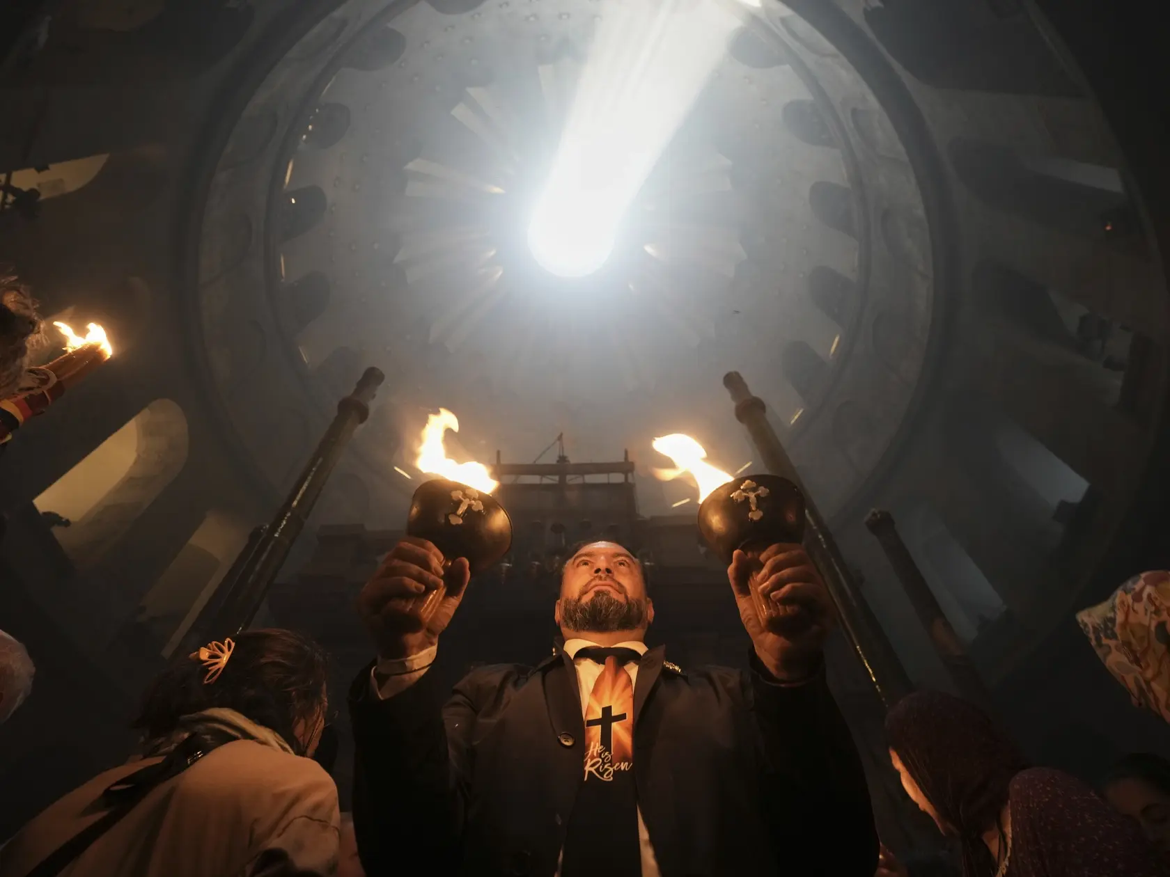 Veriaci držia sviečky v Chráme Božieho hrobu v Jeruzaleme počas obradu zapálenia Svätého ohňa v sobotu 19. apríla 2025. FOTO TASR/AP
Christian pilgrims hold candles during the Holy Fire ceremony, at the Church of the Holy Sepulcher, the site where according to tradition Jesus was crucified and buried, in Jerusalem's Old City, Saturday, April 19, 2025. (AP Photo/Mahmoud Illean)
