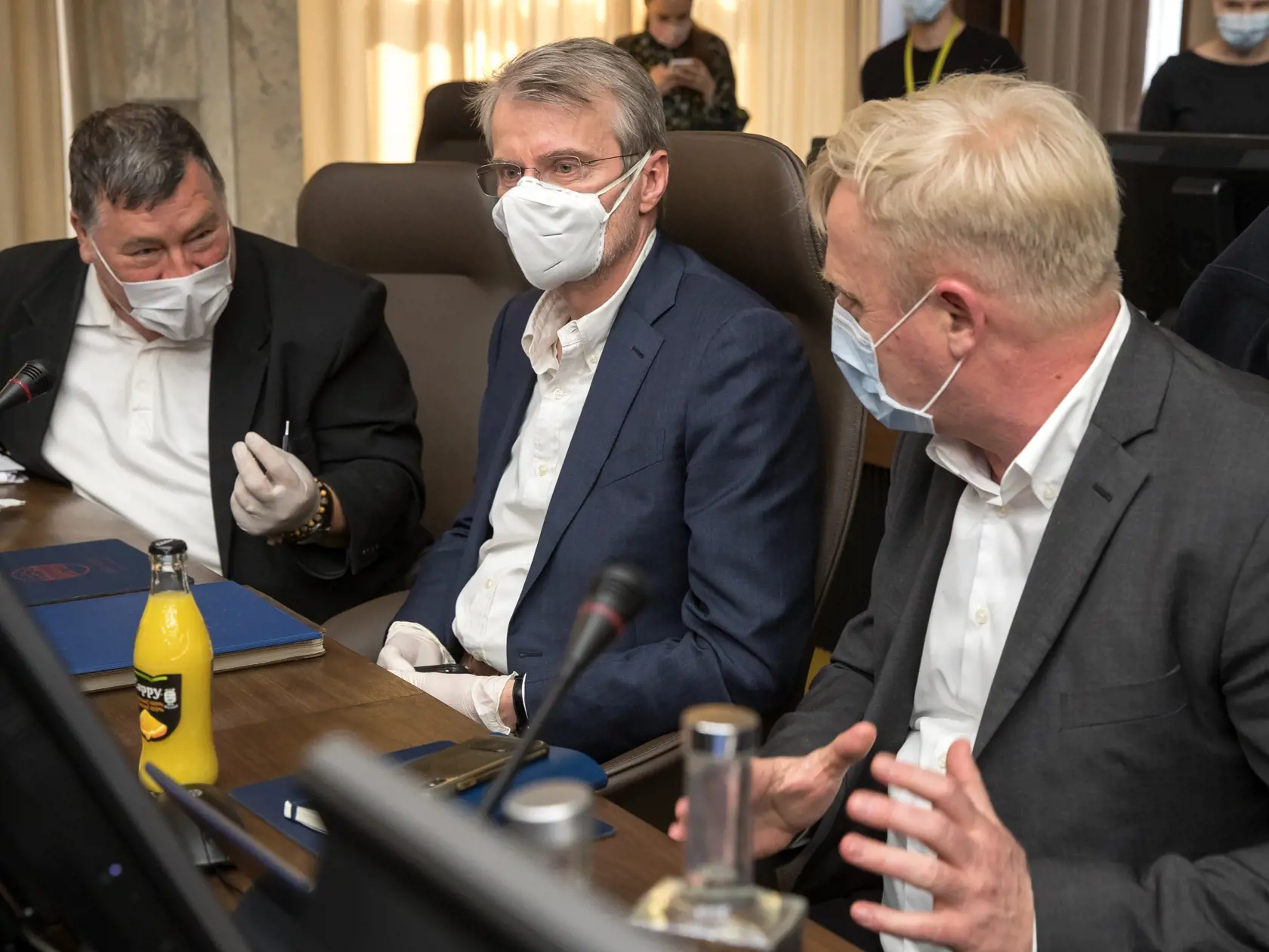 Spojené rokovanie vlády a krízového štábu v prípade pandémie Koronavírusu na Slovensku. Na snímke zľava je Vladimír Krčméry, Ivan Mistrík a Peter Škodný.