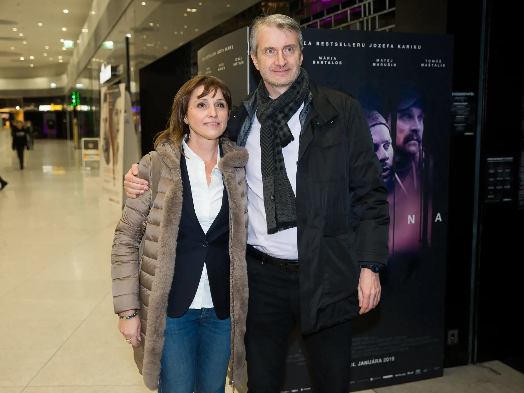 Premiéra slovenského mysteriózneho trileru "Trhlina" v jednom z bratislavských kín. Na snímke Robert Mistrík s manželkou Zuzanou Mistríkovou.