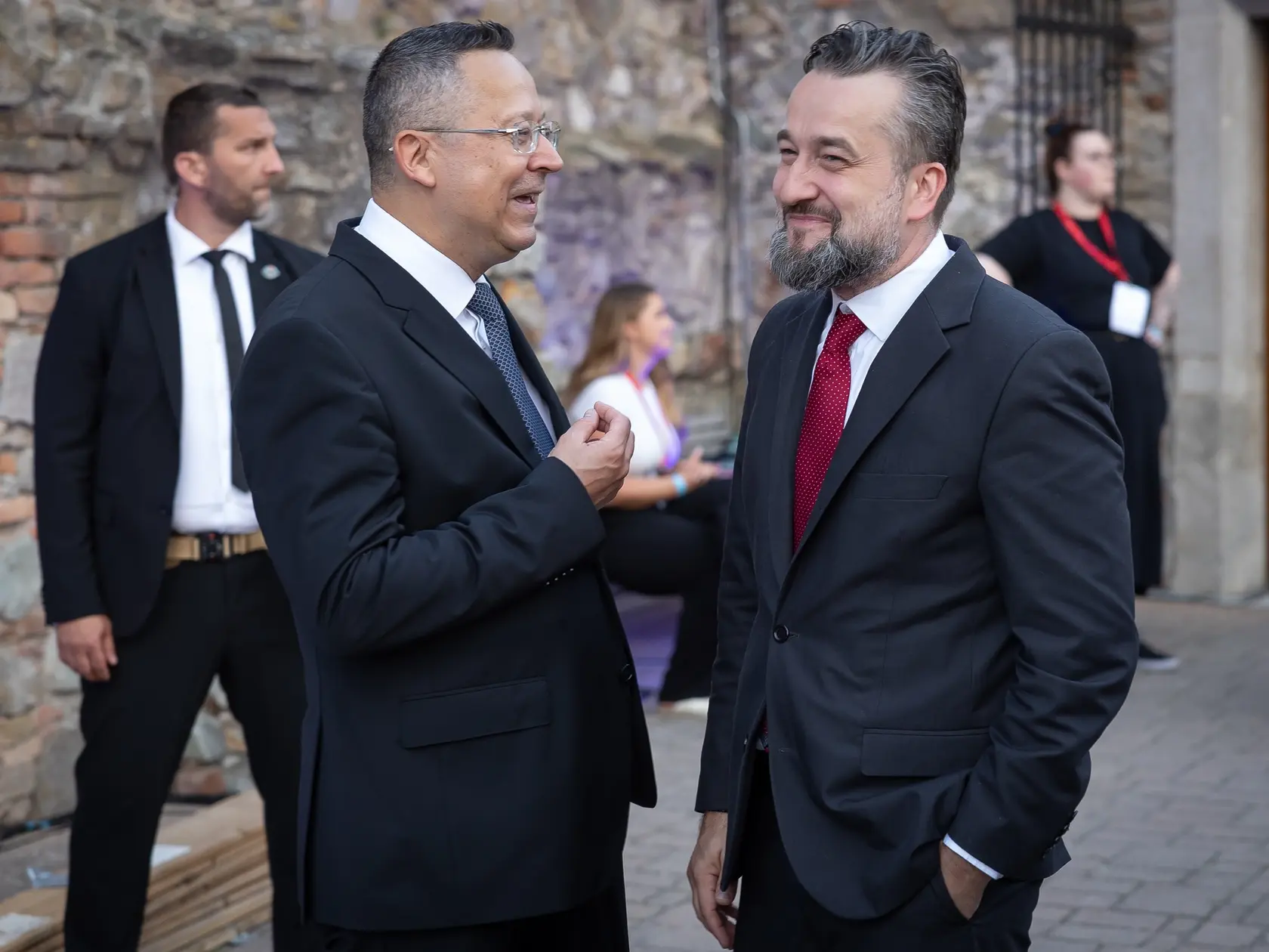Na sviatok svätého Cyrila a Metoda sa na hrade Devín v Bratislave konali tradičné cyrilo-metodské oslavy. Pre návštevníkov bol počas celého dňa pripravený kultúrno-spoločenský program a viacero atrakcií. Večerný program bol vyhradený pre predstaviteľov štátu a pozvaných hostí. Na snímke je Ladislav Kamenický a Ľuboš Blaha.
