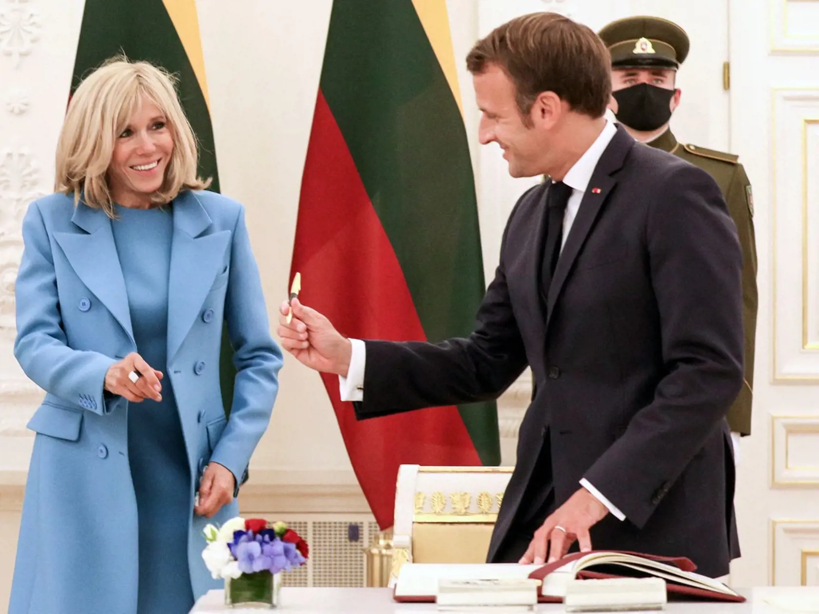 Brigitte mala oblečené modré šaty doplnené modrým kabátikom.