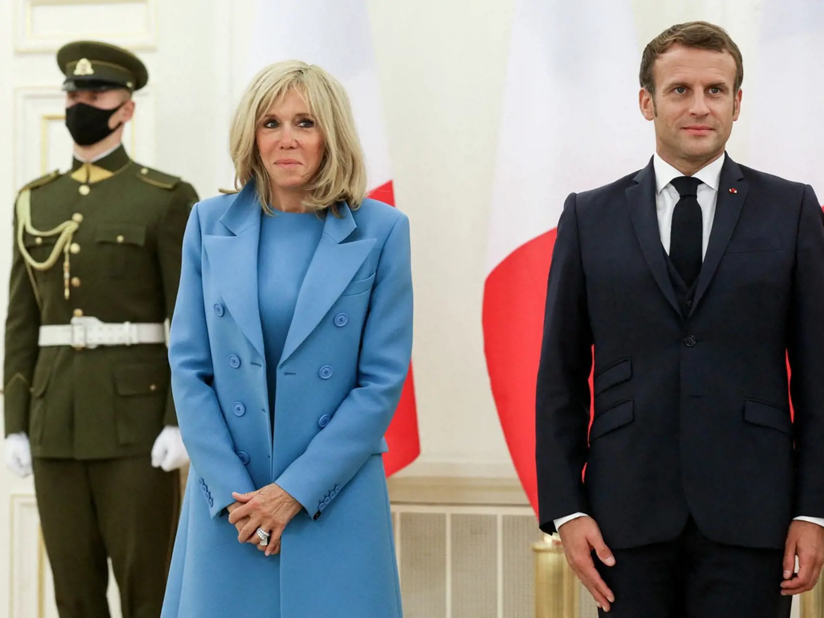 Brigitte mala oblečené modré šaty doplnené modrým kabátikom.