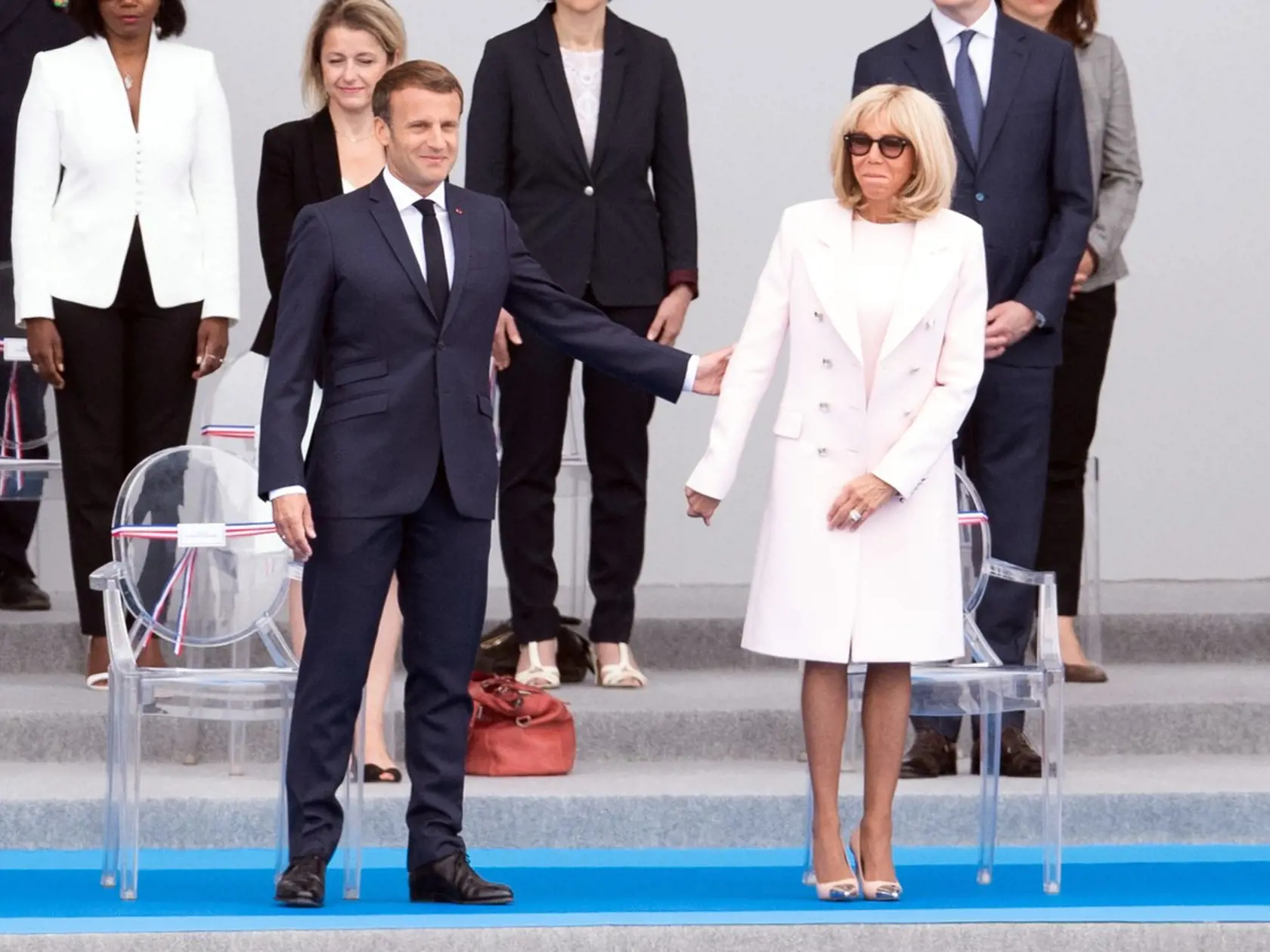V záplave uniforiem vojakov a čiernych oblekov vynikala Brigitte na námestí Place de la Concorde najmä svetlými, kratšími šatami so sukňou po kolená.