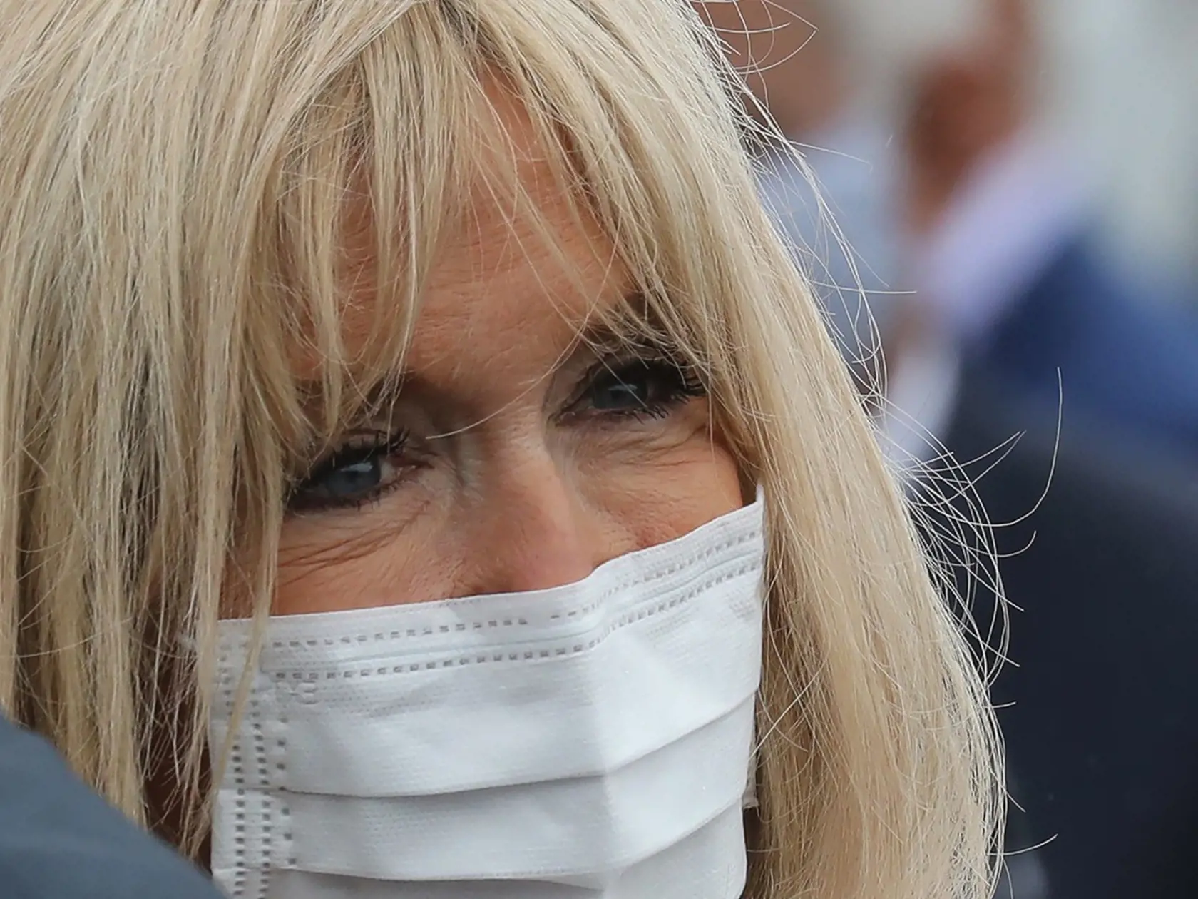 Zatiaľ čo z diaľky bol na manželku Emmanuela Macrona (42), sediacu po jeho boku, krásny pohľad, zblízka už ani ten najlepší mejkap nedokázal zakryť vekový rozdiel medzi prezidentom a prvou dámou.