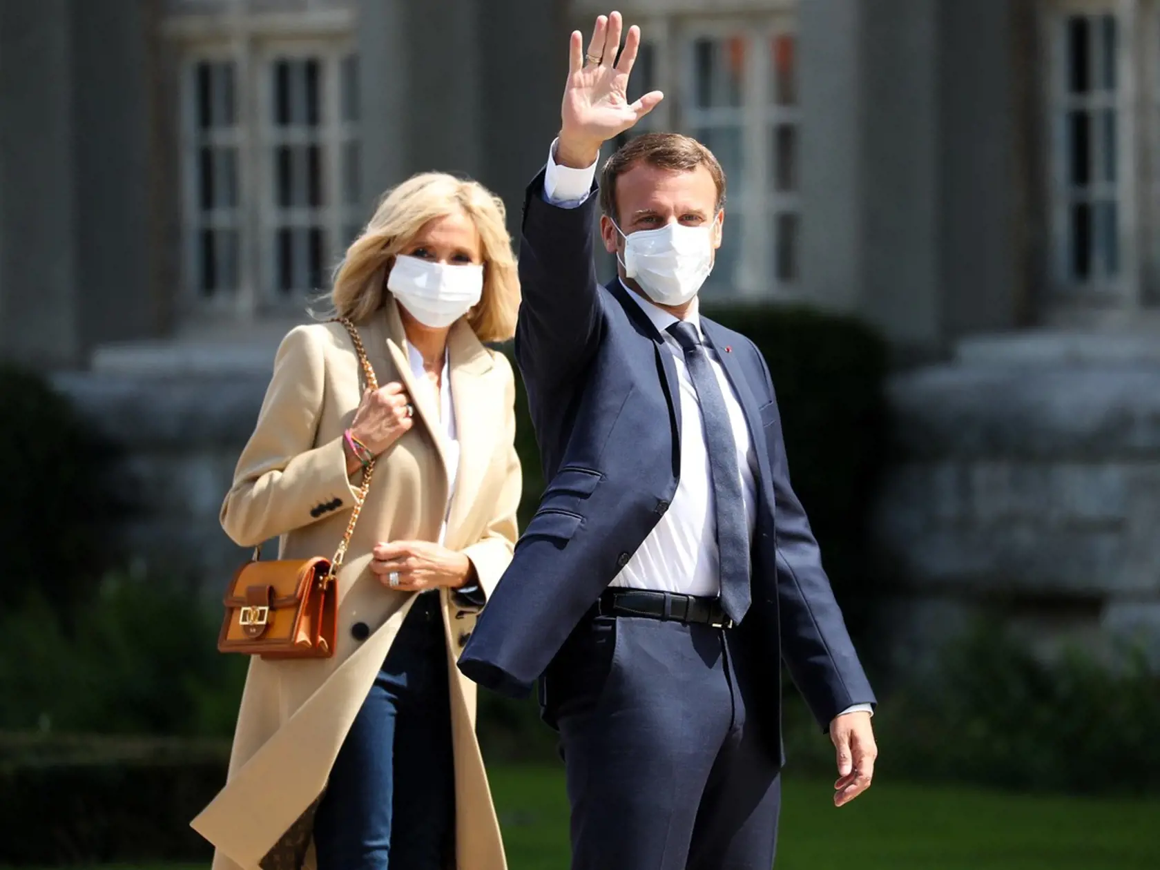 Prvá dráma Francúzska Brigitte Macron a jej značková kabelka Louis Vuitton za vyše 2700 eur.