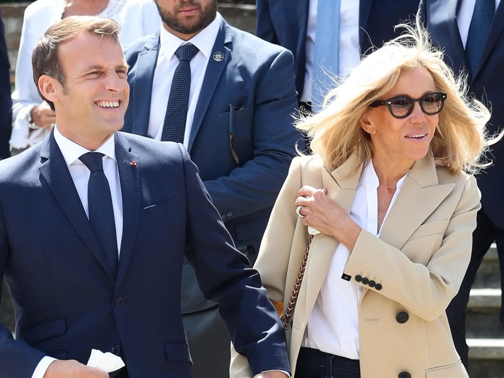 Prvá dráma Francúzska Brigitte Macron a jej značková kabelka Louis Vuitton za vyše 2700 eur.