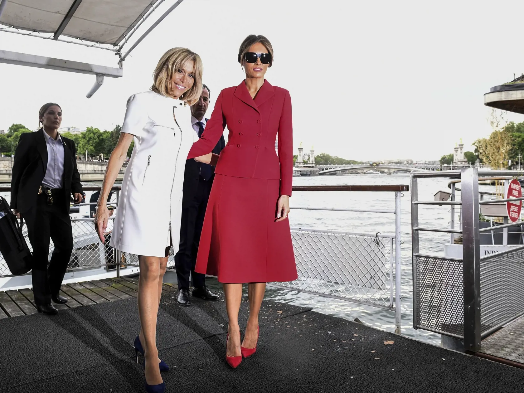 JB 37 Paríž - Prvá dáma Francúzska Brigitte Macronová (vľavo) a prvá dáma USA Melania Trumpová kráčajú na móle po plavbe na Seine v Paríži 13. júla 2017. Americký prezident Donald Trump sa zajtra 14. júla zúčastní osláv Dňa dobytia Bastily. FOTO TASR/AP

US First Lady Melania Trump, right, and French president's wife Brigitte Macron leave after a boat trip down the River Seine in Paris, Thursday, July 13, 2017. Donald Trump is in Paris for a high profile two-day visit during which US President w