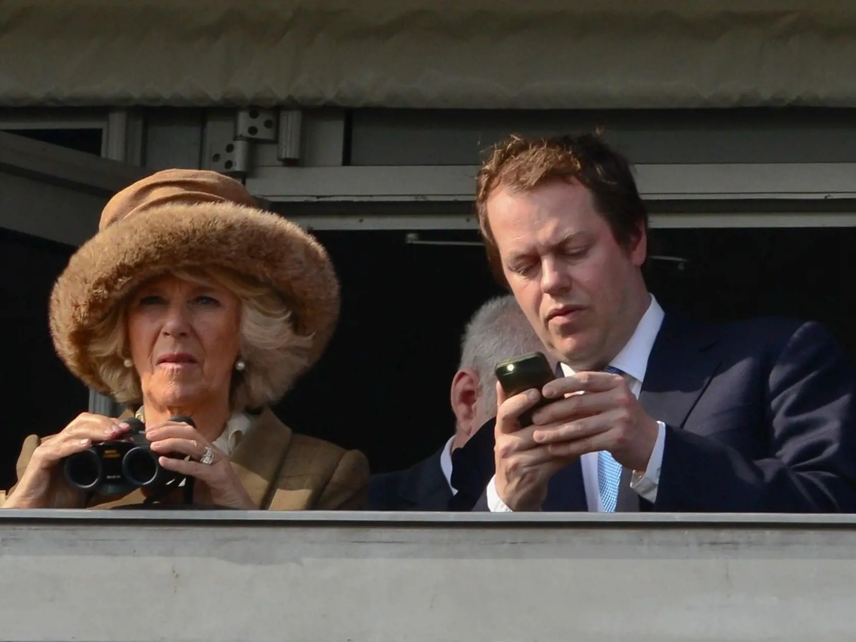 Vojvodkyňa Camilla poslala svojho syna Toma na internátnu školu už v siedmich rokoch.