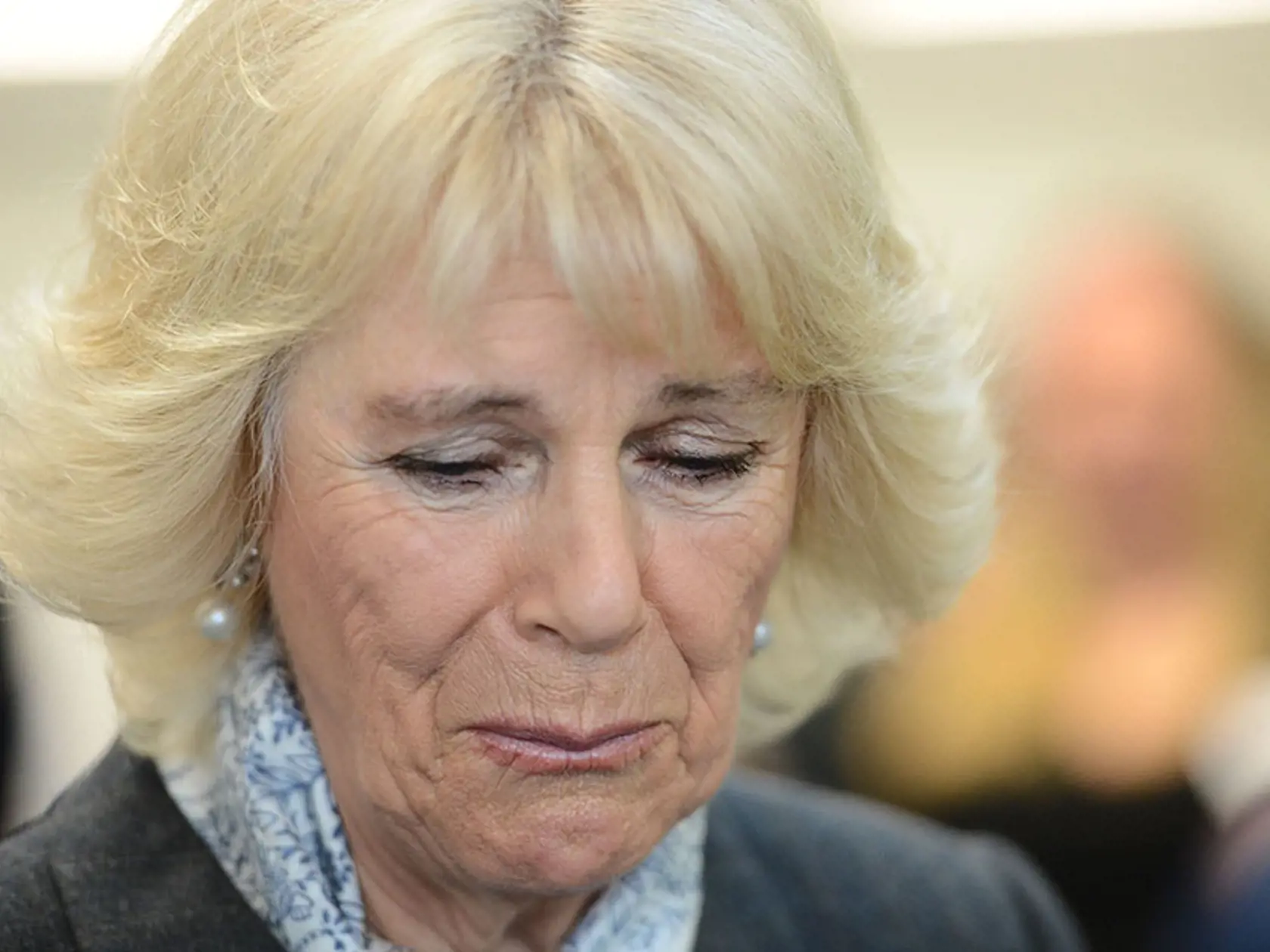 Vojvodkyňa Camilla počas návštevy obetí domáceho násilia.