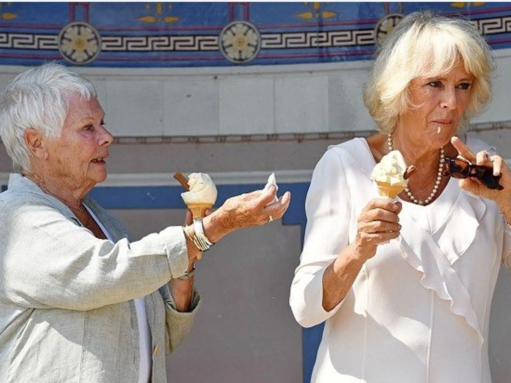 Camilla a herečka Judi Dench so zmrzlinou.