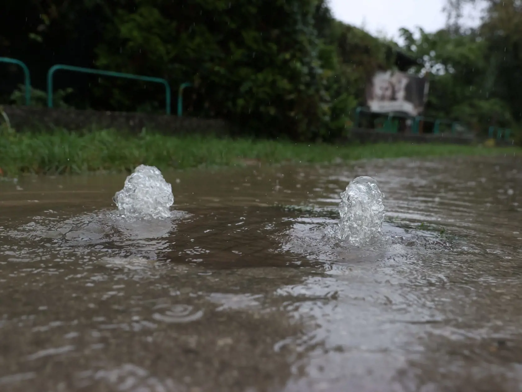 Kanalizácia nebola schopná odvádzať veľké množstvo dažďovej vody.
