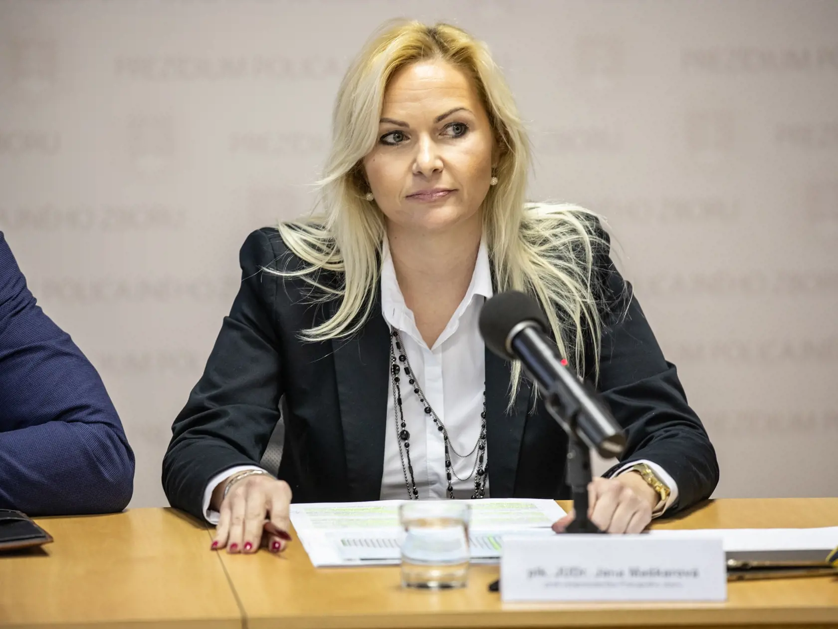 Podľa exkluzívnych zistení denníka Plus JEDEN DEŇ bude novou policajnou prezidentkou Jana Maškarová, ktorá už v minulosti pracovala ako policajná viceprezidentka. Počas vlád Igora Matoviča a Eduarda Hegera sa jej meno spomínalo vo viacerých kauzách a dokonca bola vypovedať na NAKA v kauze Očistec. Do úradu by mala nastúpiť už budúci pondelok.