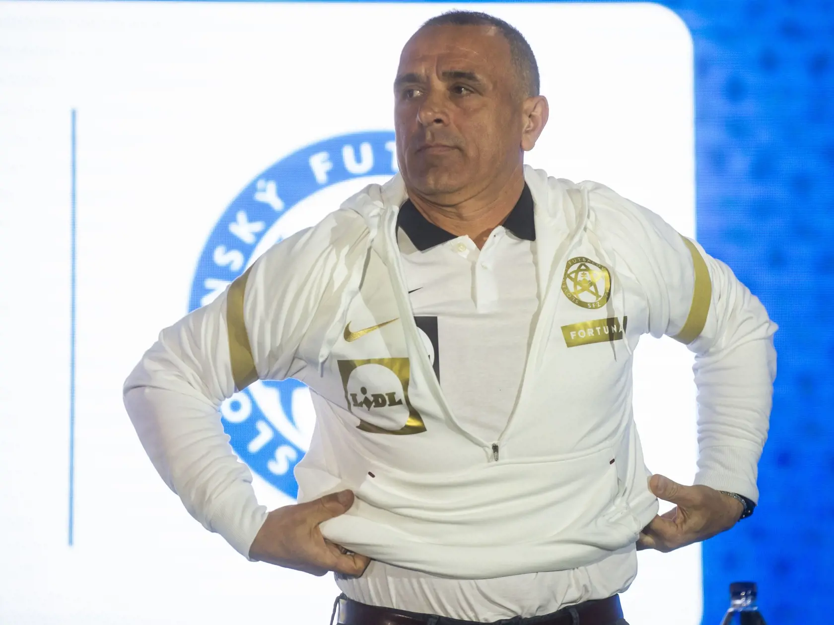 Na snímke tréner slovenskej futbalovej reprezentácie Francesco Calzona počas tlačovej konferencie pri príležitosti predstavenia nominácie na majstrovstvá Európy.