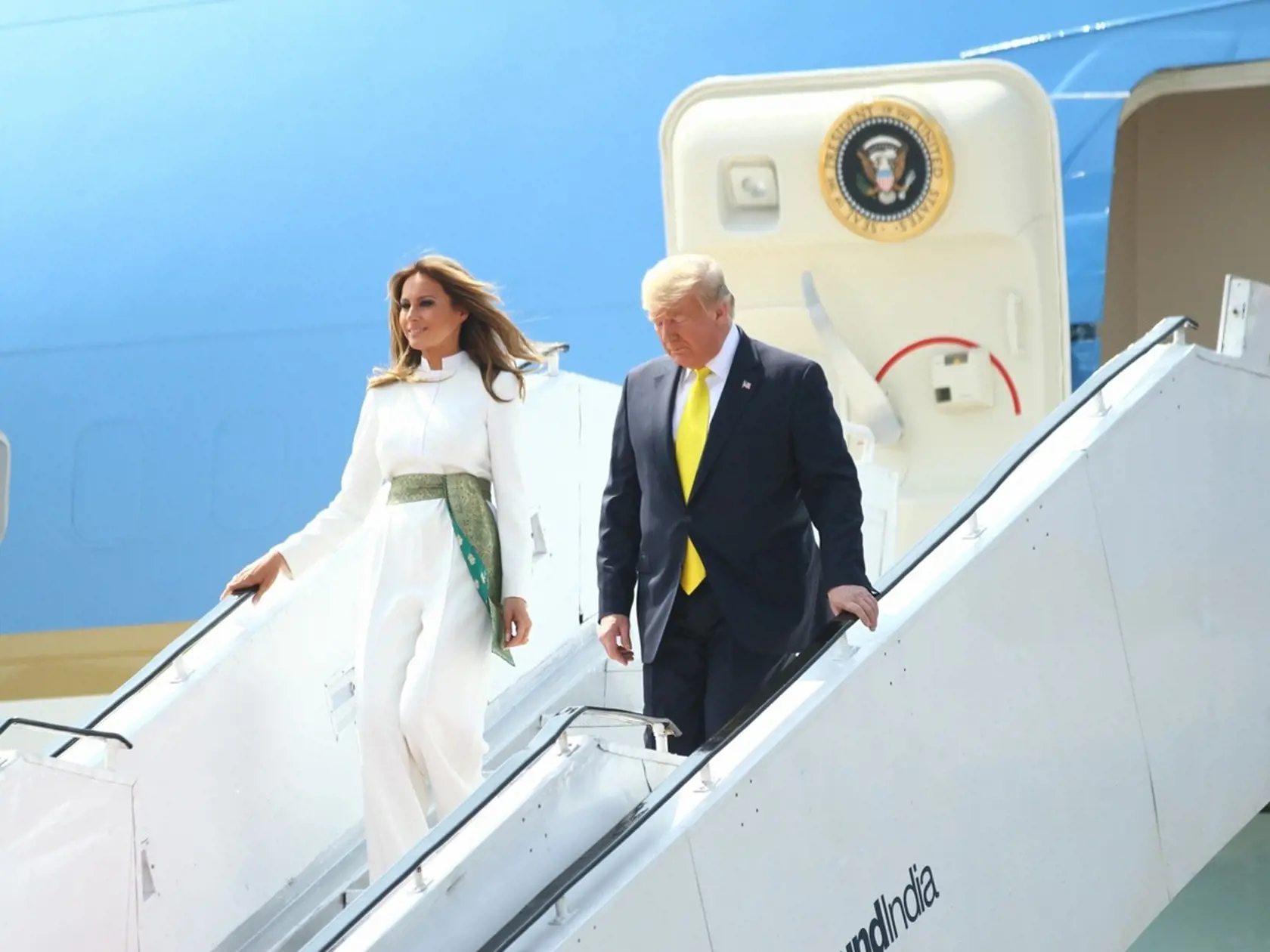 Americký prezidentský pár Donald a Melania Trumpovci navštívil v pondelok a utorok Indiu. Líder USA priletel do Naí Dillí vyrokovať dohodu o nákupe zbraní.
