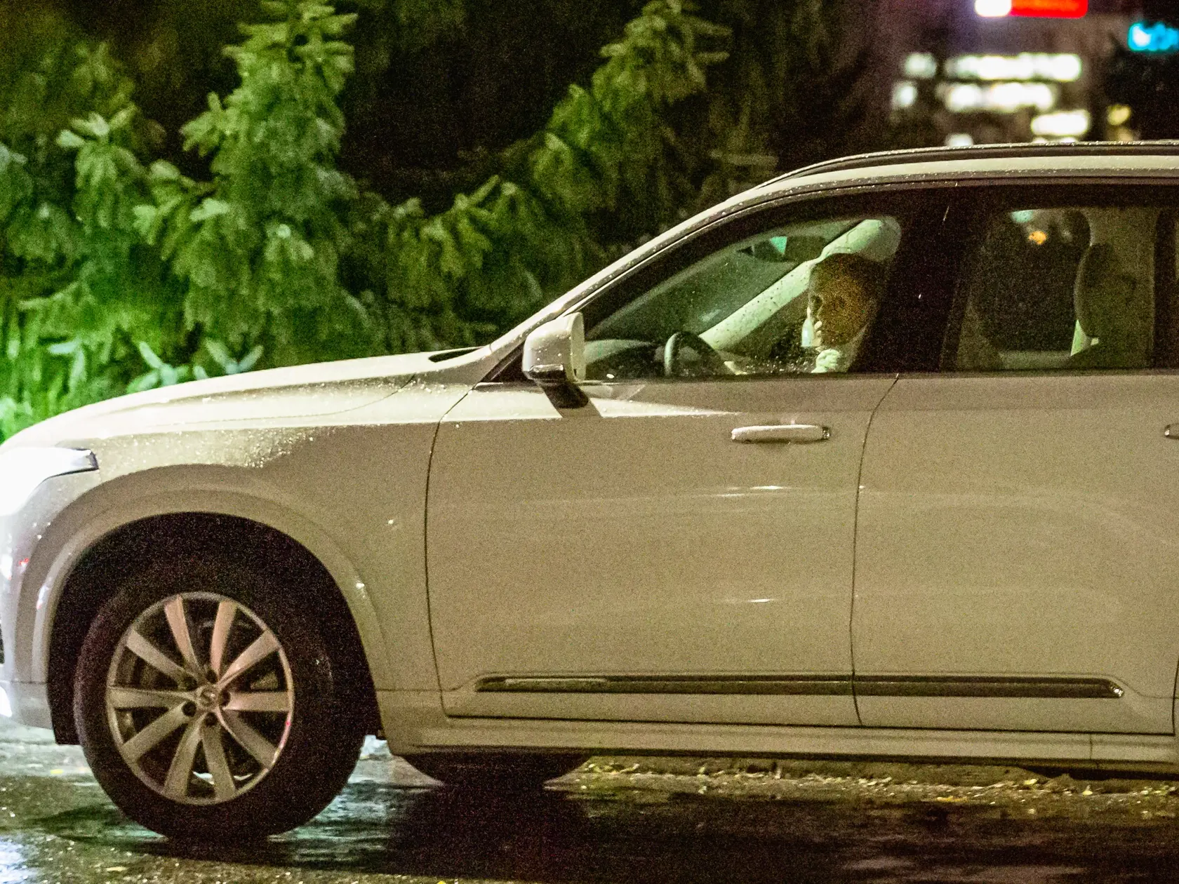 Na snímke Svetlana Ficová sedí vo svojom aute značky Volvo pred vchodom bytového domu na Drotárskej ceste, kam sa pravdepodobne presťahovala z komplexu Bonaparte. 