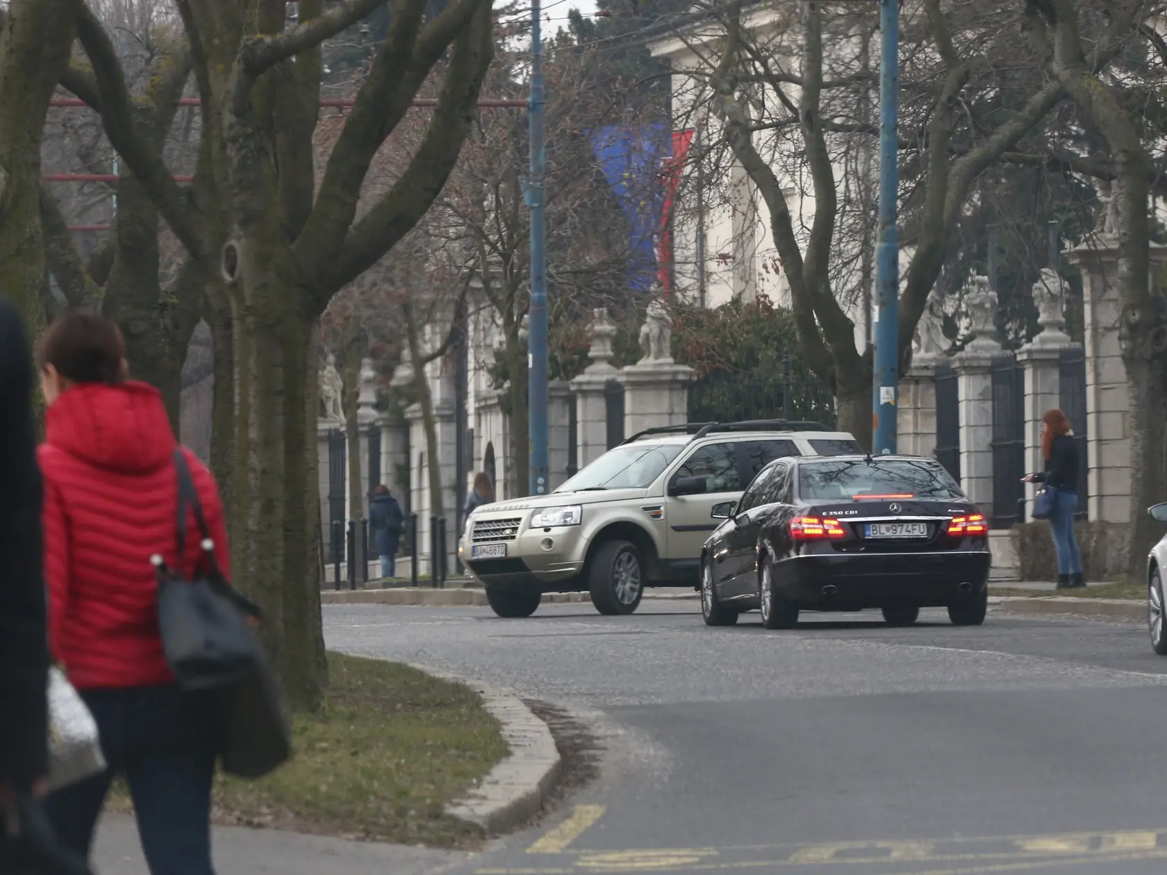 Svetlana Ficova odchadza z bytovky Bonaparte a necha sa odviezt vladnym vozidlom na urad vlady kde presada do svojho auta