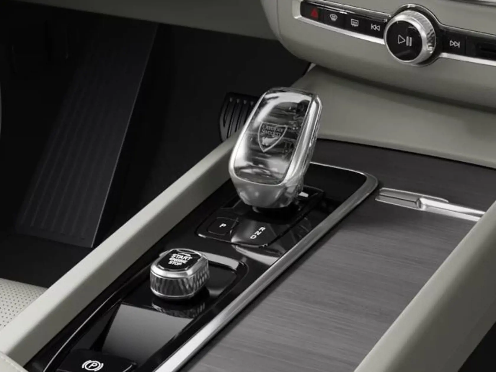 Na tomto aute jazdí teraz Svetlana Ficová ide o Volvo XC 60.