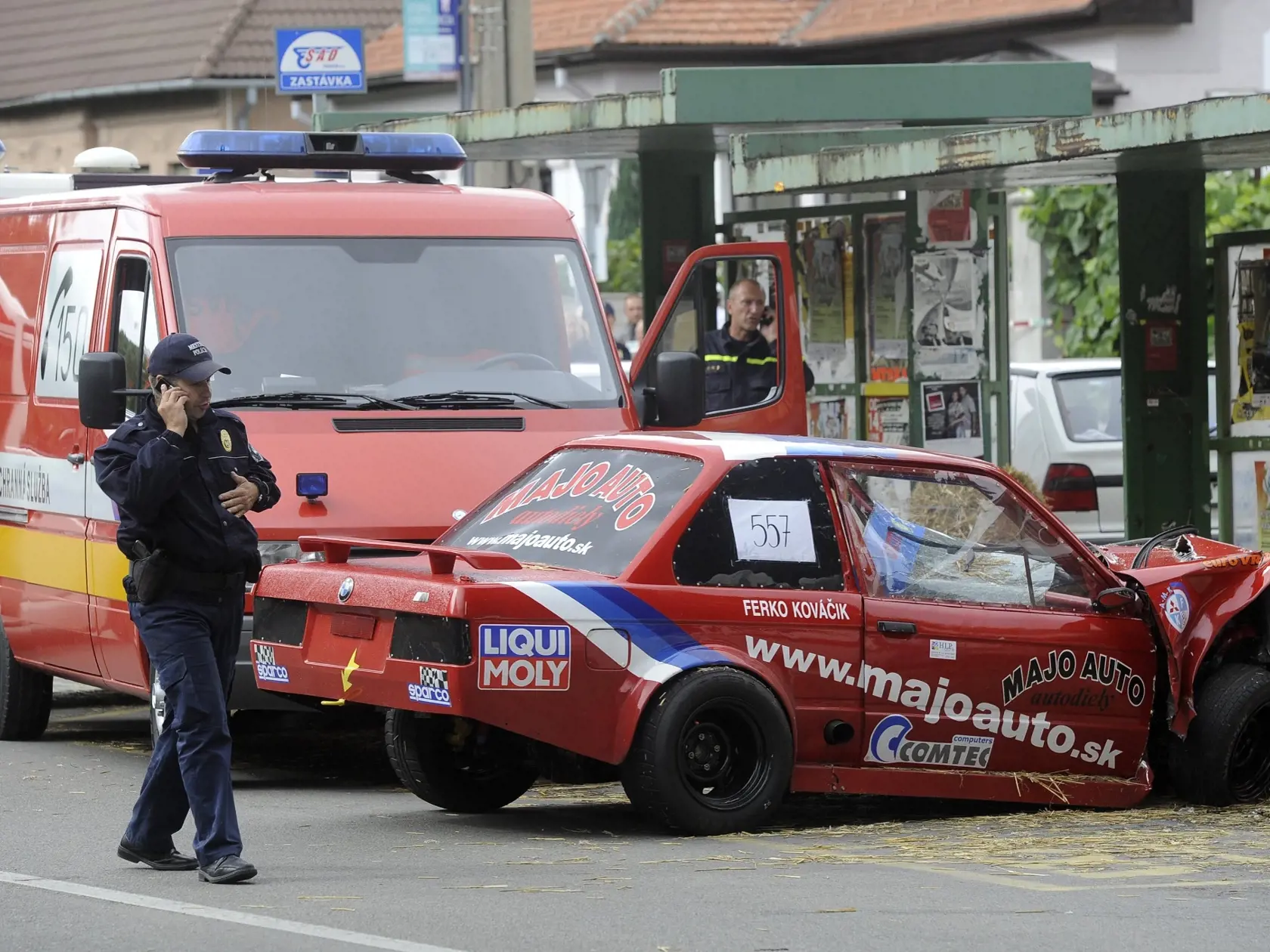 15.20 h 11. 8. 2012 NOVÉ MESTO NAD VÁHOM:  Auto vrazilo do  ľudí, kde zabilo 10-ročného chlapca a 37-ročnú tehotnú ženu. 