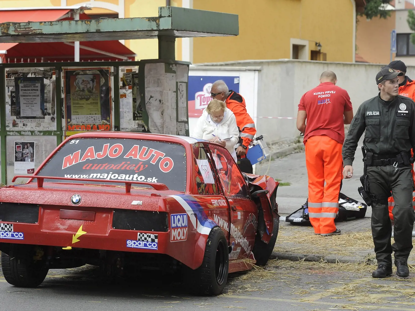 15.20 h 11. 8. 2012 NOVÉ MESTO NAD VÁHOM:  Auto vrazilo do  ľudí, kde zabilo 10-ročného chlapca a 37-ročnú tehotnú ženu. 