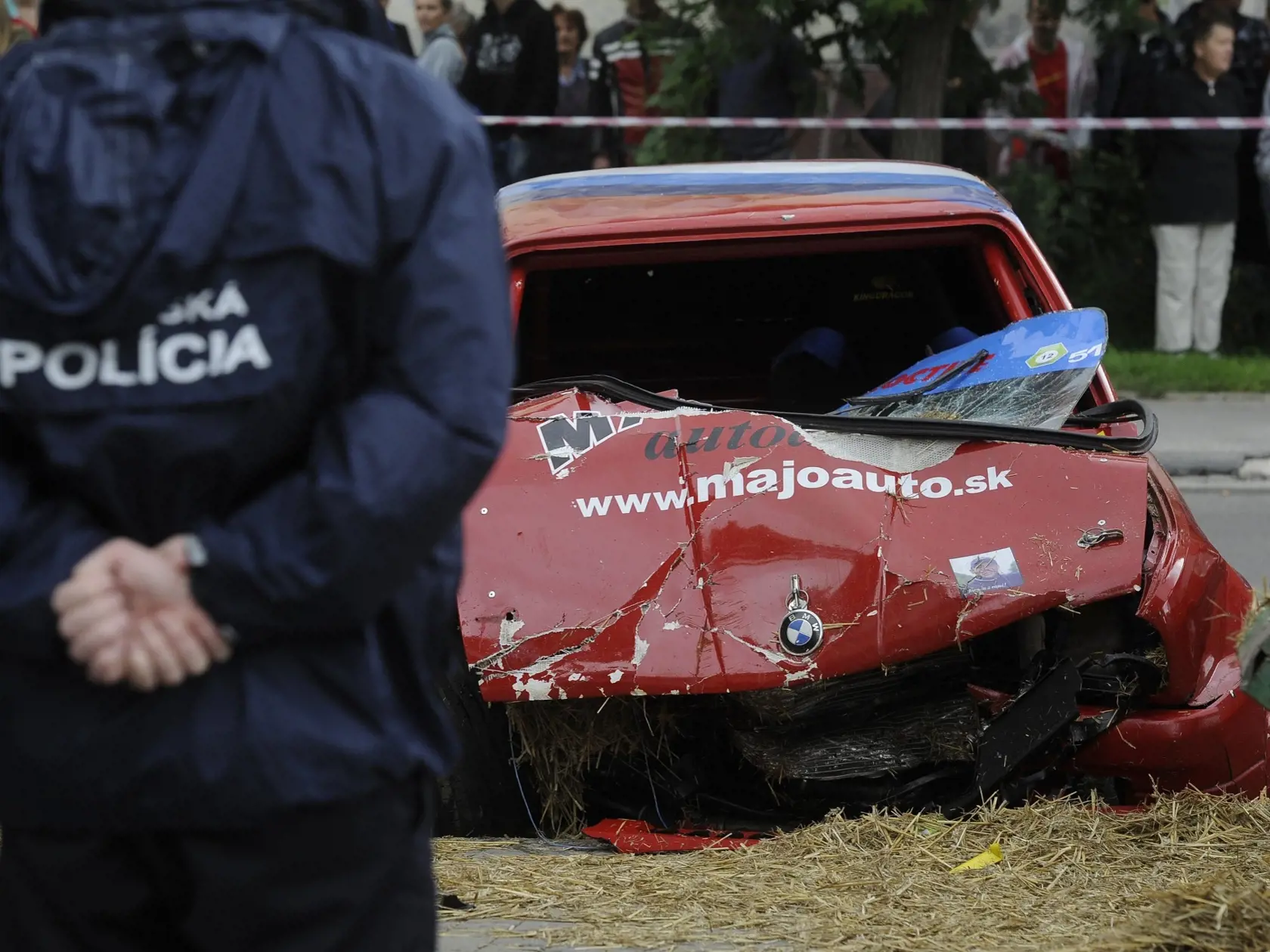 15.20 h 11. 8. 2012 NOVÉ MESTO NAD VÁHOM:  Auto vrazilo do  ľudí, kde zabilo 10-ročného chlapca a 37-ročnú tehotnú ženu. 