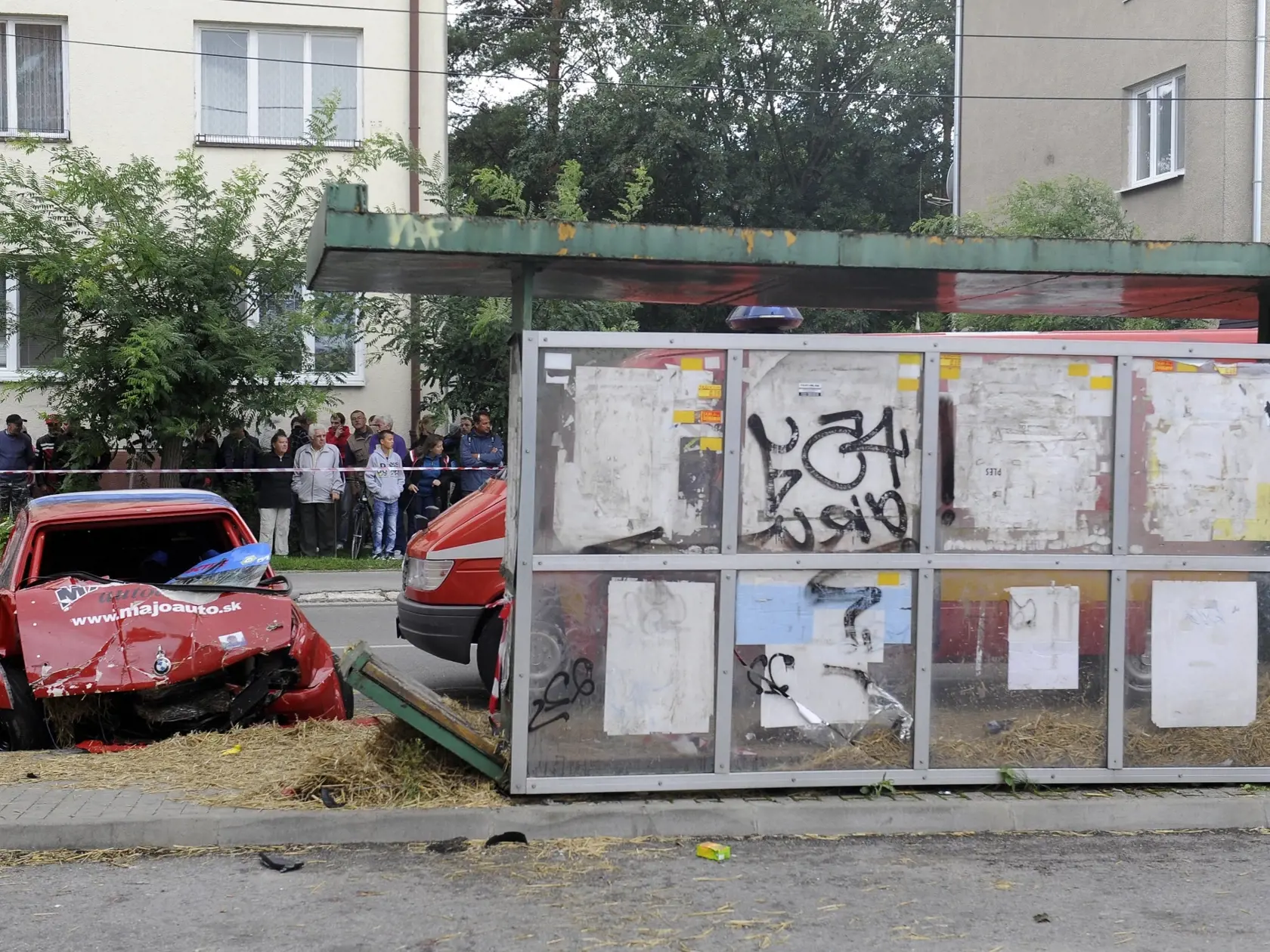 15.20 h 11. 8. 2012 NOVÉ MESTO NAD VÁHOM:  Auto vrazilo do  ľudí, kde zabilo 10-ročného chlapca a 37-ročnú tehotnú ženu. 