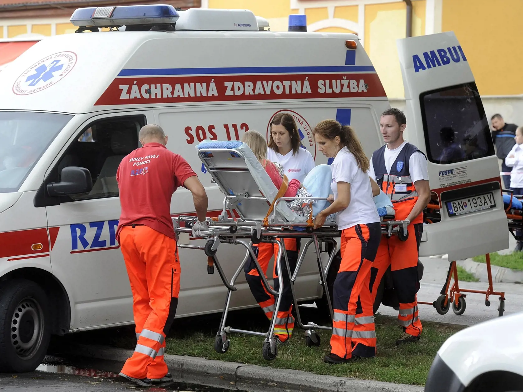 15.20 h 11. 8. 2012 NOVÉ MESTO NAD VÁHOM:  Auto vrazilo do  ľudí, kde zabilo 10-ročného chlapca a 37-ročnú tehotnú ženu. 