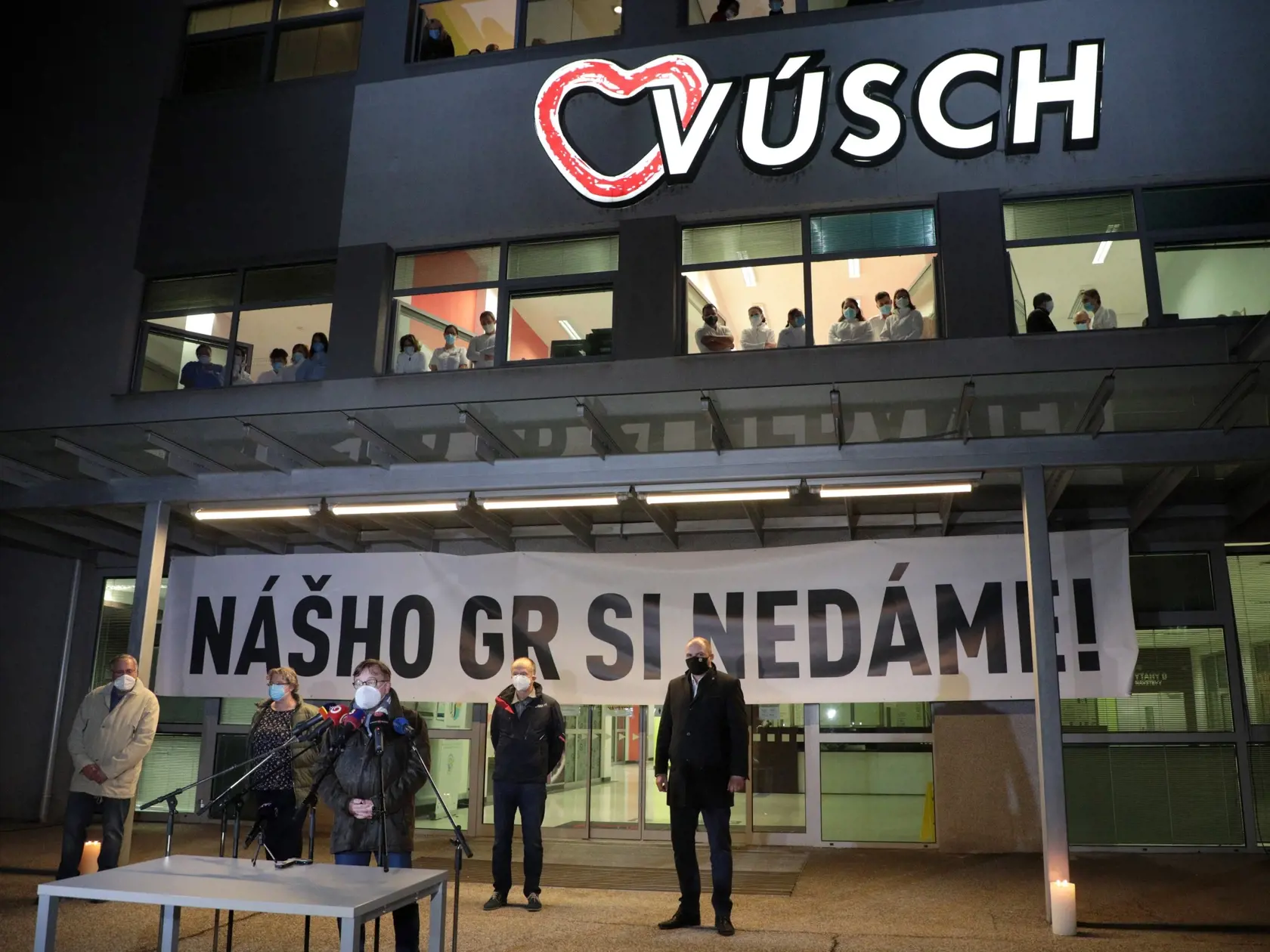 Zamestnanci VÚSCH-u protestom vo štvrtok podvečer prejavili podporu odvolanému riaditeľovi F. Sabolovi.