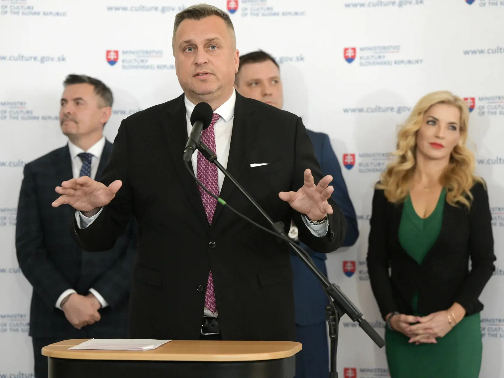 Na snímke v popredí podpredseda NR SR Andrej Danko (SNS), v pozadí zľava generálny tajomník služobného úradu Ministerstva kultúry SR Lukáš Machala, podpredseda vlády a minister životného prostredia SR (nominant SNS) Tomáš Taraba  a ministerka kultúry SR Martina Šimkovičová (nominantka SNS) počas tlačovej konferencie na tému Návrh zákona o Slovenskej televízii a rozhlase, ktorý Ministerstvo kultúry SR predložilo do medzirezortného pripomienkového konania, vo štvrtok 14.marca 2024 v Bratislave. FO