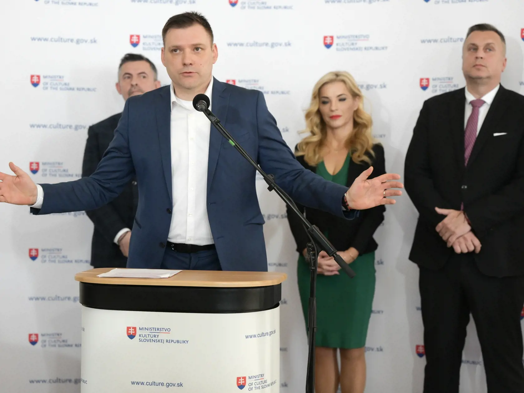 Na snímke v popredí podpredseda vlády a minister životného prostredia SR Tomáš Taraba (nominant SNS), v pozadí zľava generálny tajomník služobného úradu Ministerstva kultúry SR Lukáš Machala, ministerka kultúry SR Martina Šimkovičová (nominantka SNS) a podpredseda NR SR Andrej Danko (SNS) počas tlačovej konferencie na tému Návrh zákona o Slovenskej televízii a rozhlase, ktorý Ministerstvo kultúry SR predložilo do medzirezortného pripomienkového konania, vo štvrtok 14.marca 2024 v Bratislave. FOT