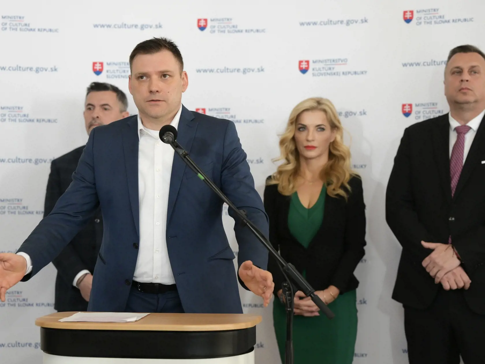 Na snímke v popredí podpredseda vlády a minister životného prostredia SR Tomáš Taraba (nominant SNS), v pozadí zľava generálny tajomník služobného úradu Ministerstva kultúry SR Lukáš Machala, ministerka kultúry SR Martina Šimkovičová (nominantka SNS) a podpredseda NR SR Andrej Danko (SNS) počas tlačovej konferencie na tému Návrh zákona o Slovenskej televízii a rozhlase, ktorý Ministerstvo kultúry SR predložilo do medzirezortného pripomienkového konania, vo štvrtok 14.marca 2024 v Bratislave. FOT