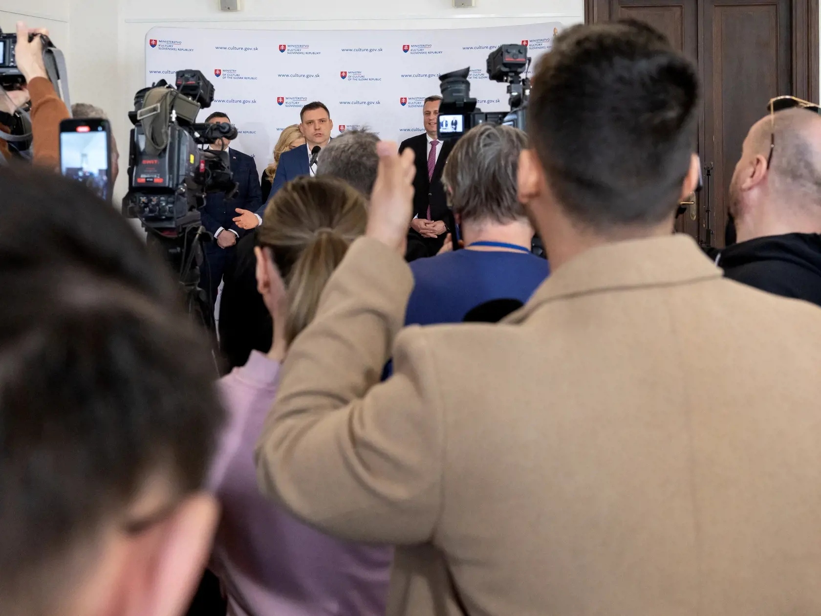 TK ministerky kultúry SR Martiny Šimkovičovej, podpredsedu Národnej rady SR Andreja Danka, ministra životného prostredia SR Tomáša Tarabu a generálneho tajomníka služobného úradu Ministerstva kultúry SR Lukáša Machalu. Téma: Návrh zákona o Slovenskej televízii a rozhlase, ktorý Ministerstvo kultúry SR predložilo do medzirezortného pripomienkového konania.
