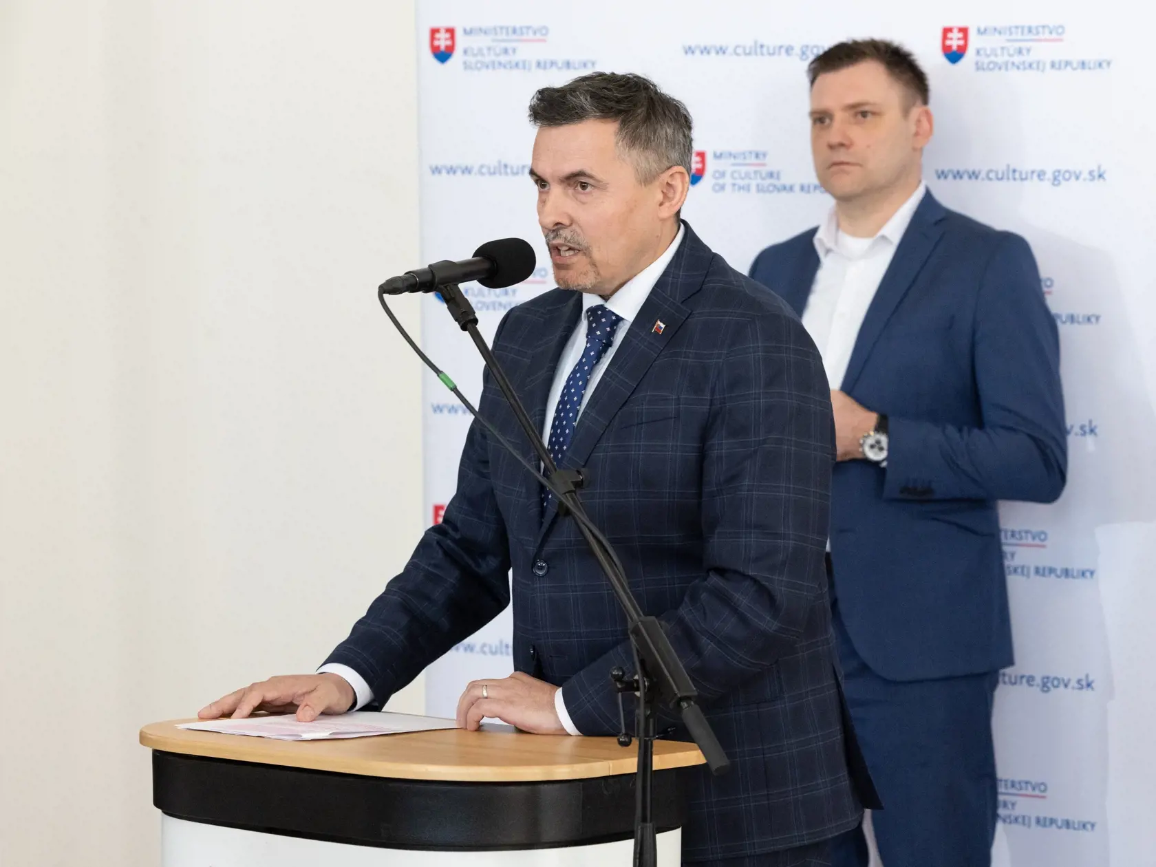 TK ministerky kultúry SR Martiny Šimkovičovej, podpredsedu Národnej rady SR Andreja Danka, ministra životného prostredia SR Tomáša Tarabu a generálneho tajomníka služobného úradu Ministerstva kultúry SR Lukáša Machalu. Téma: Návrh zákona o Slovenskej televízii a rozhlase, ktorý Ministerstvo kultúry SR predložilo do medzirezortného pripomienkového konania. Na snímke je generálny tajomník služobného úradu Ministerstva kultúry SR Lukáš Machala.