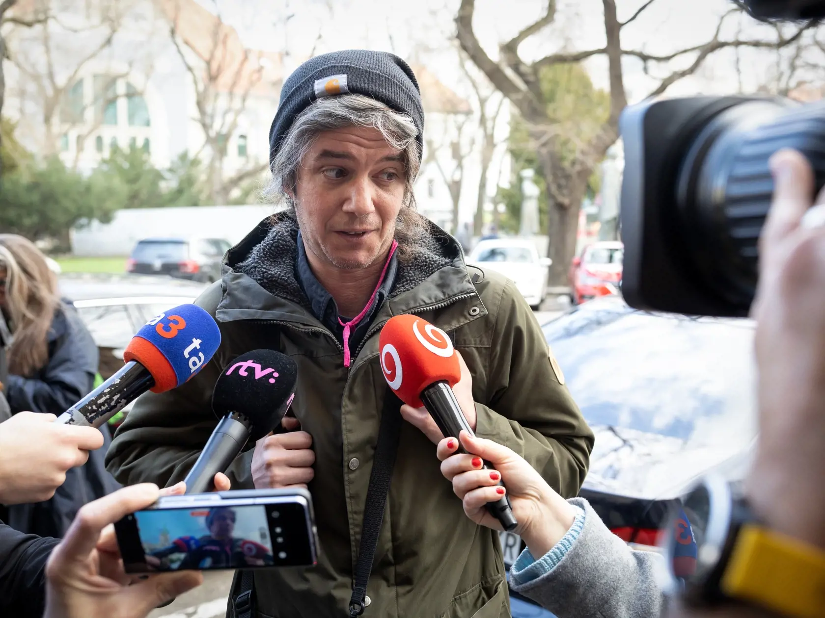 TK ministerky kultúry SR Martiny Šimkovičovej, podpredsedu Národnej rady SR Andreja Danka, ministra životného prostredia SR Tomáša Tarabu a generálneho tajomníka služobného úradu Ministerstva kultúry SR Lukáša Machalu. Téma: Návrh zákona o Slovenskej televízii a rozhlase, ktorý Ministerstvo kultúry SR predložilo do medzirezortného pripomienkového konania. Na snímke je nespokojný občan, ktorý nazval počas tlačovky Andreja Danka debilom.