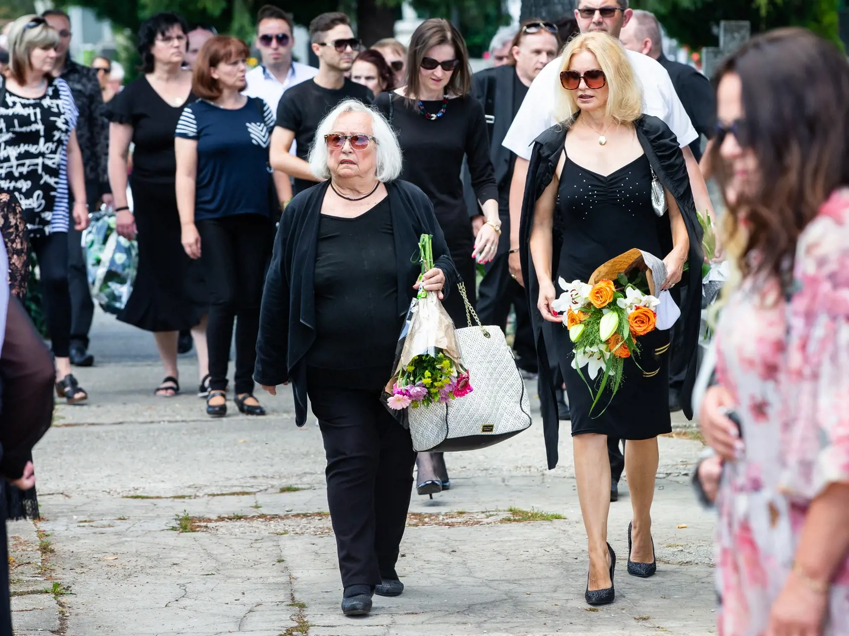Pohreb manželky Otta Weitera Andrey Fischer na cintoríne v Dunajskej Lužnej. Na snímke Maja Velšicová a Marcela Molnárová.