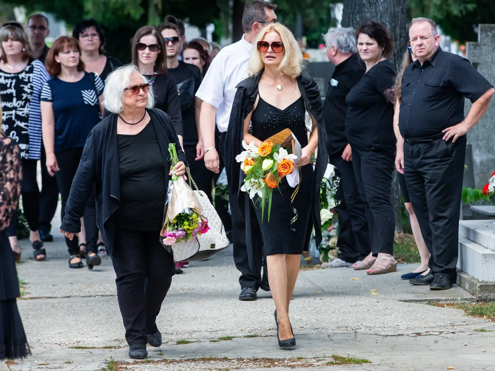 Pohreb manželky Otta Weitera Andrey Fischer na cintoríne v Dunajskej Lužnej. Na snímke Maja Velšicová a Marcela Molnárová.