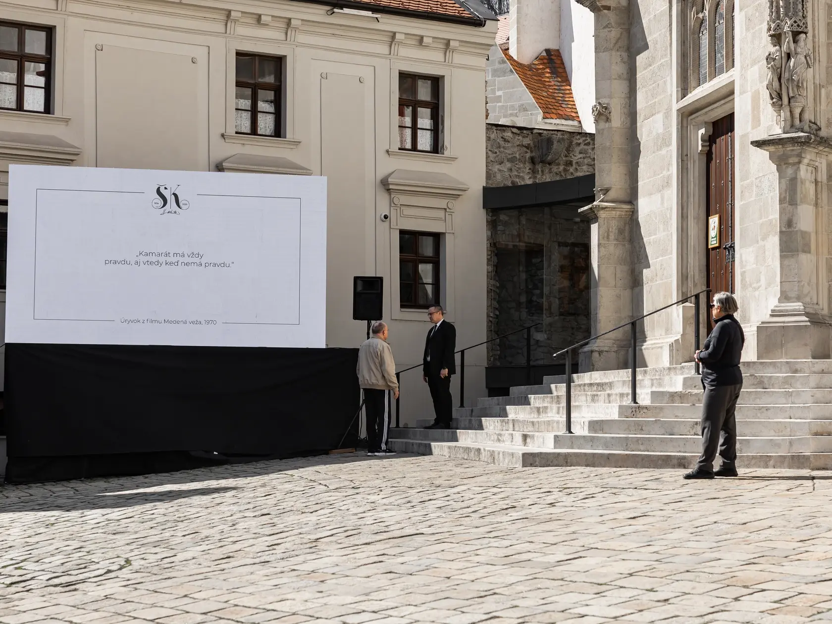 Posledná rozlúčka s hercom Štefanom Kvietikom za účasti rodiny aj verejnosti v Katedrále sv. Martina v Bratislave.