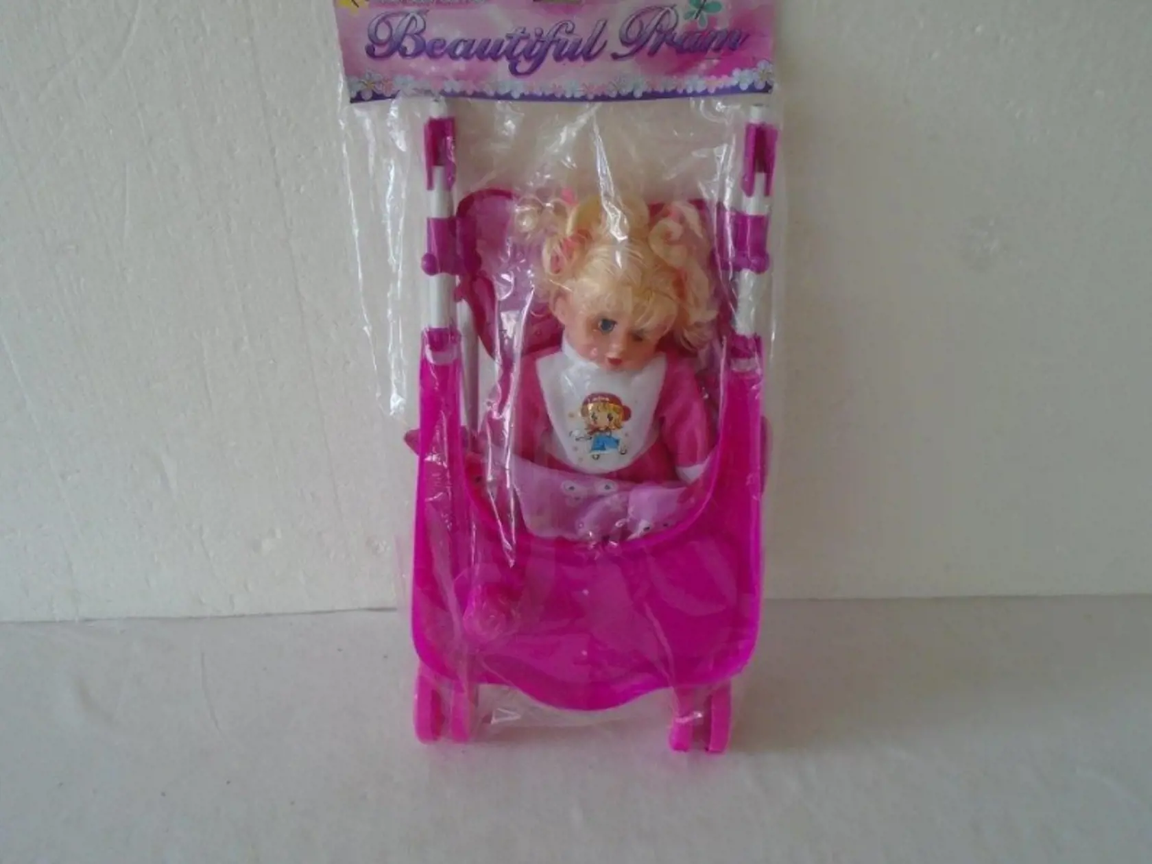 Kočiarik s bábikou na batérie „BEAUTIFUL PRAM“ LOVELY BABY BARROW N: 7401
Popis: Skladací športový kočík pre bábiky, so štyrmi dvojkolieskami, s odnímateľnou textilnou sedacou časťou s motívom kvetiniek a motýľov. Pôvodom z Číny.
RIZIKO: Pri používaní tejto hračky hrozí riziko požitia batérií a následného poškodenia vnútorných orgánov.