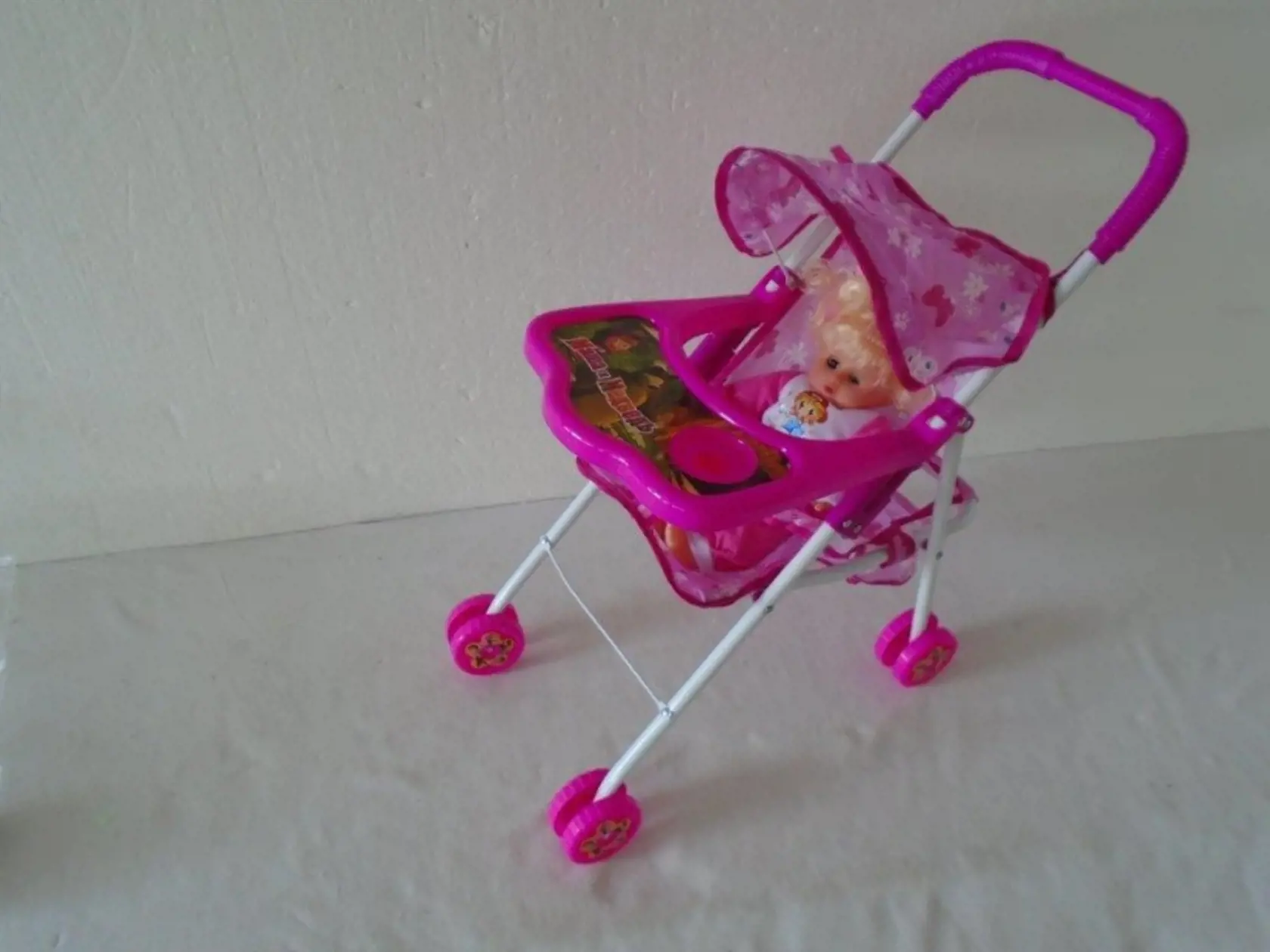 Kočiarik s bábikou na batérie „BEAUTIFUL PRAM“ LOVELY BABY BARROW N: 7401
Popis: Skladací športový kočík pre bábiky, so štyrmi dvojkolieskami, s odnímateľnou textilnou sedacou časťou s motívom kvetiniek a motýľov. Pôvodom z Číny.
RIZIKO: Pri používaní tejto hračky hrozí riziko požitia batérií a následného poškodenia vnútorných orgánov.