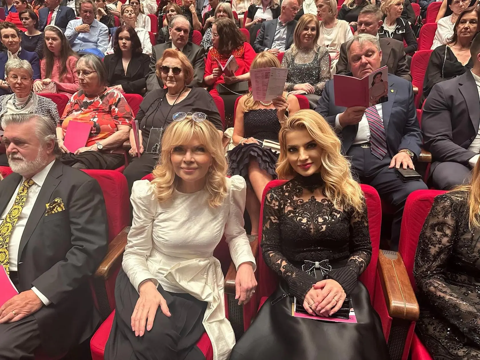 Anna Netrebko v Bratislave: Riaditeľka SND Zuzana Ťapáková si ju v spoločnosti Martiny Šimkovičovej a Petra Dvorského užívala z prvého radu.