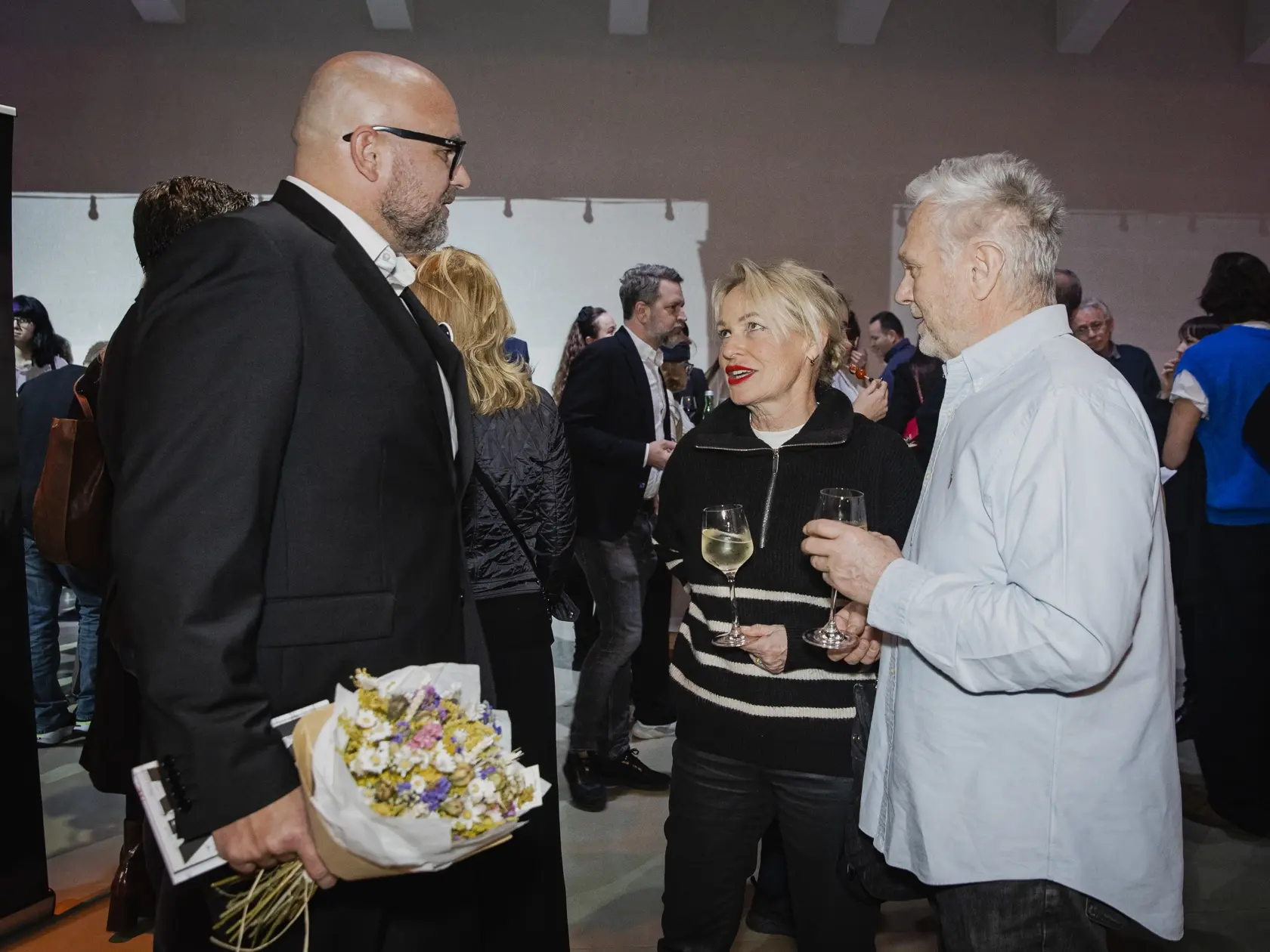 Na snímkePeter Bárdy, Ján Kuric a Simona Bubánová  počas slávnostnej premiéry dokumentárneho filmu Kuciak: Vražda novinára, ktorá sa uskutočnila symbolicky 21. 2. 2023 v bratislavskej Starej tržnici.