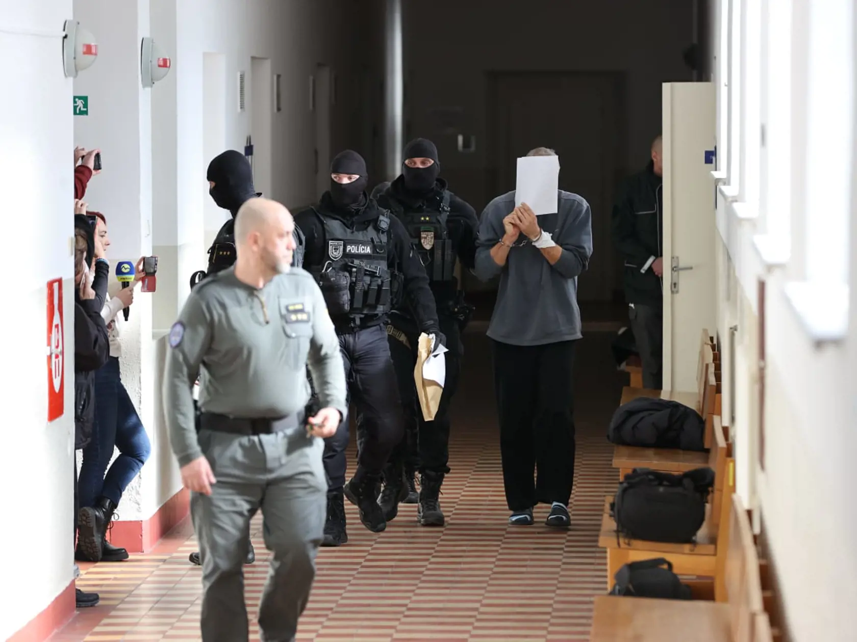 Mestský súd Bratislava I v týchto chvíľach rozhoduje o väzbe pre 43-ročného Juraja, ktorého polícia viní z brutálnej vraždy svojej manželky Janky († 40) v bratislavskom Prievoze. Manželský pár žil v susedstve lídra skupiny Elán Joža Ráža.
