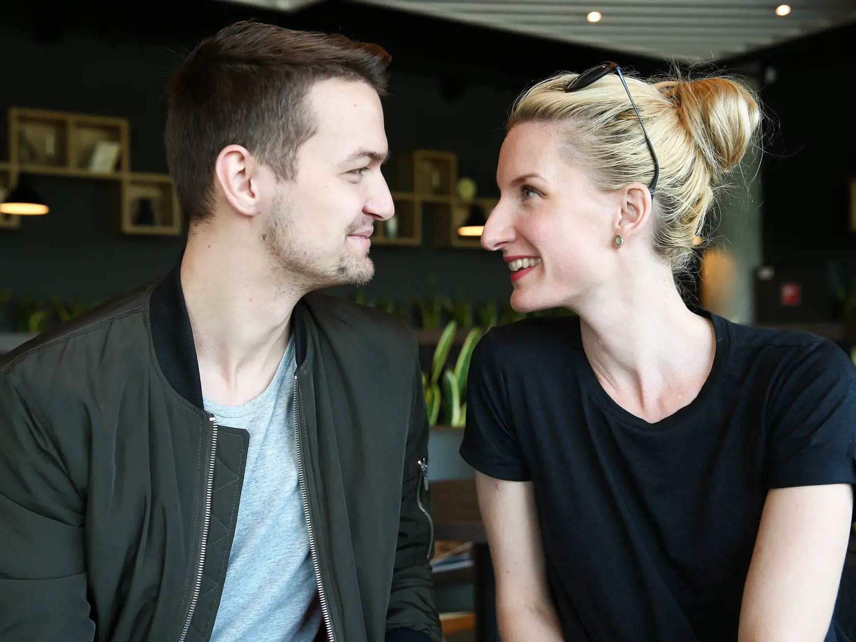Adela Vinczeová a Viktor Vincze pri rozhovore pre denník Plus JEDEN DEŇ v Bratislave.