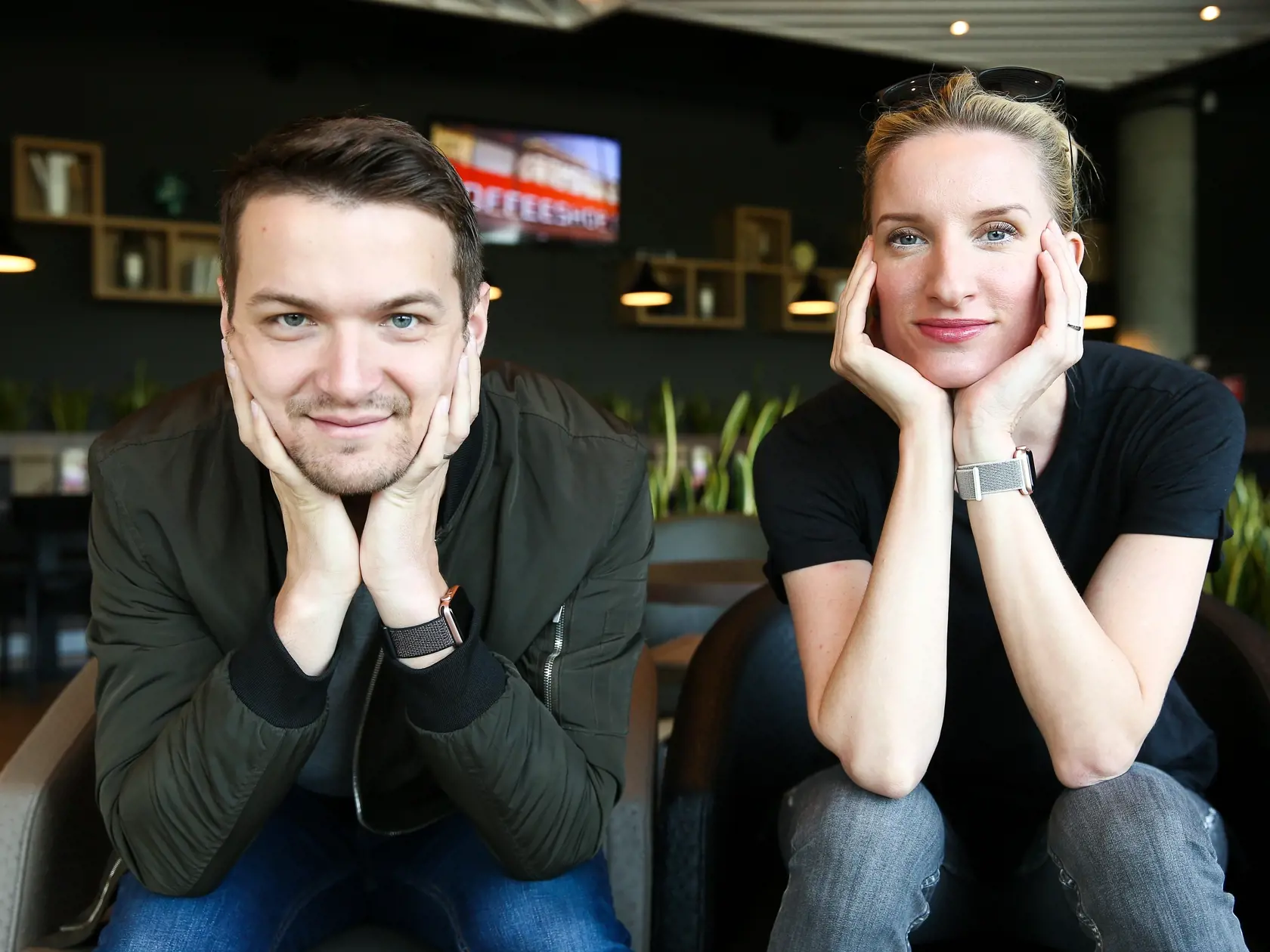Adela Vinczeová a Viktor Vincze pri rozhovore pre denník Plus JEDEN DEŇ v Bratislave.