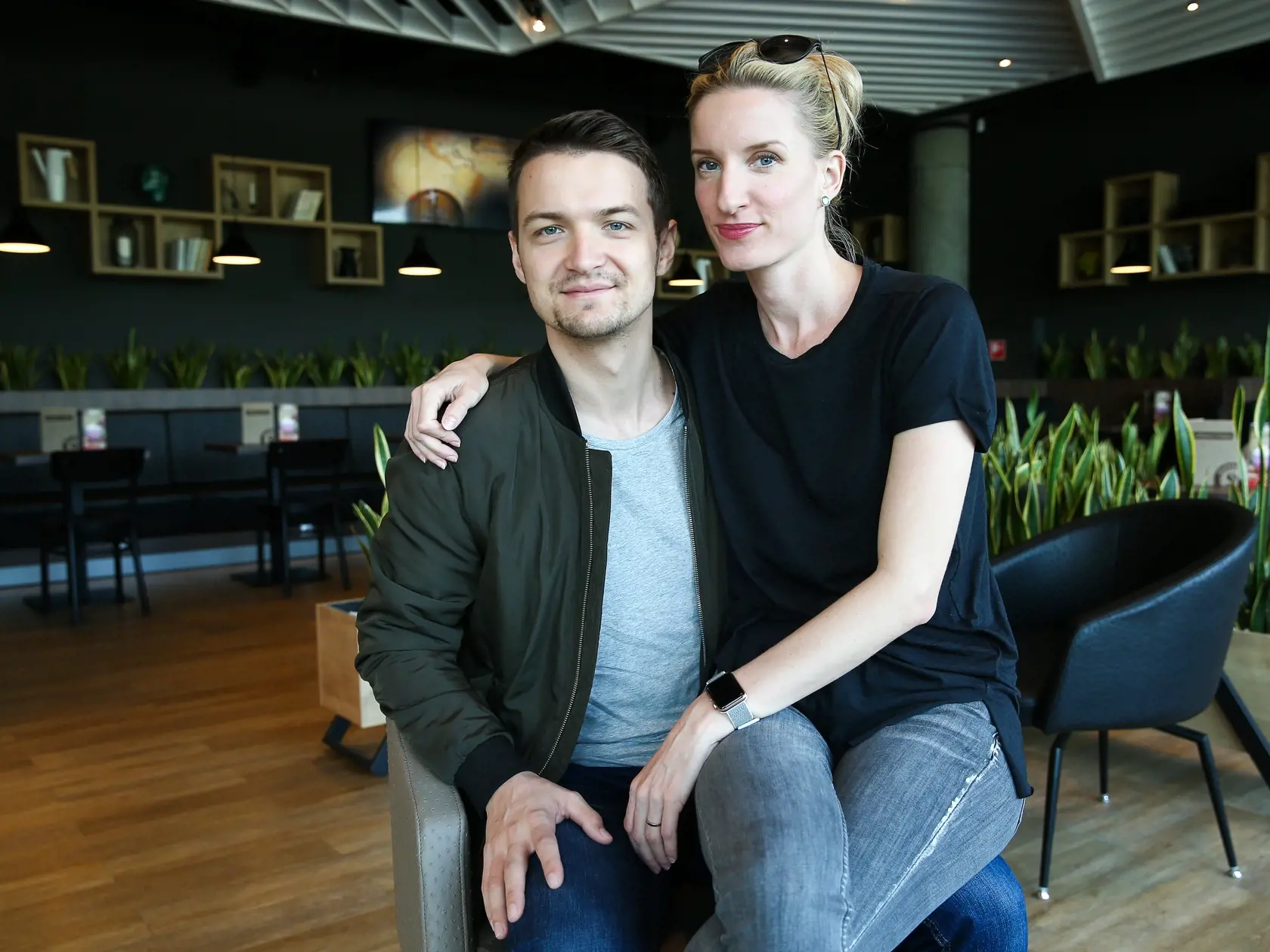 Adela Vinczeová a Viktor Vincze pri rozhovore pre denník Plus JEDEN DEŇ v Bratislave.