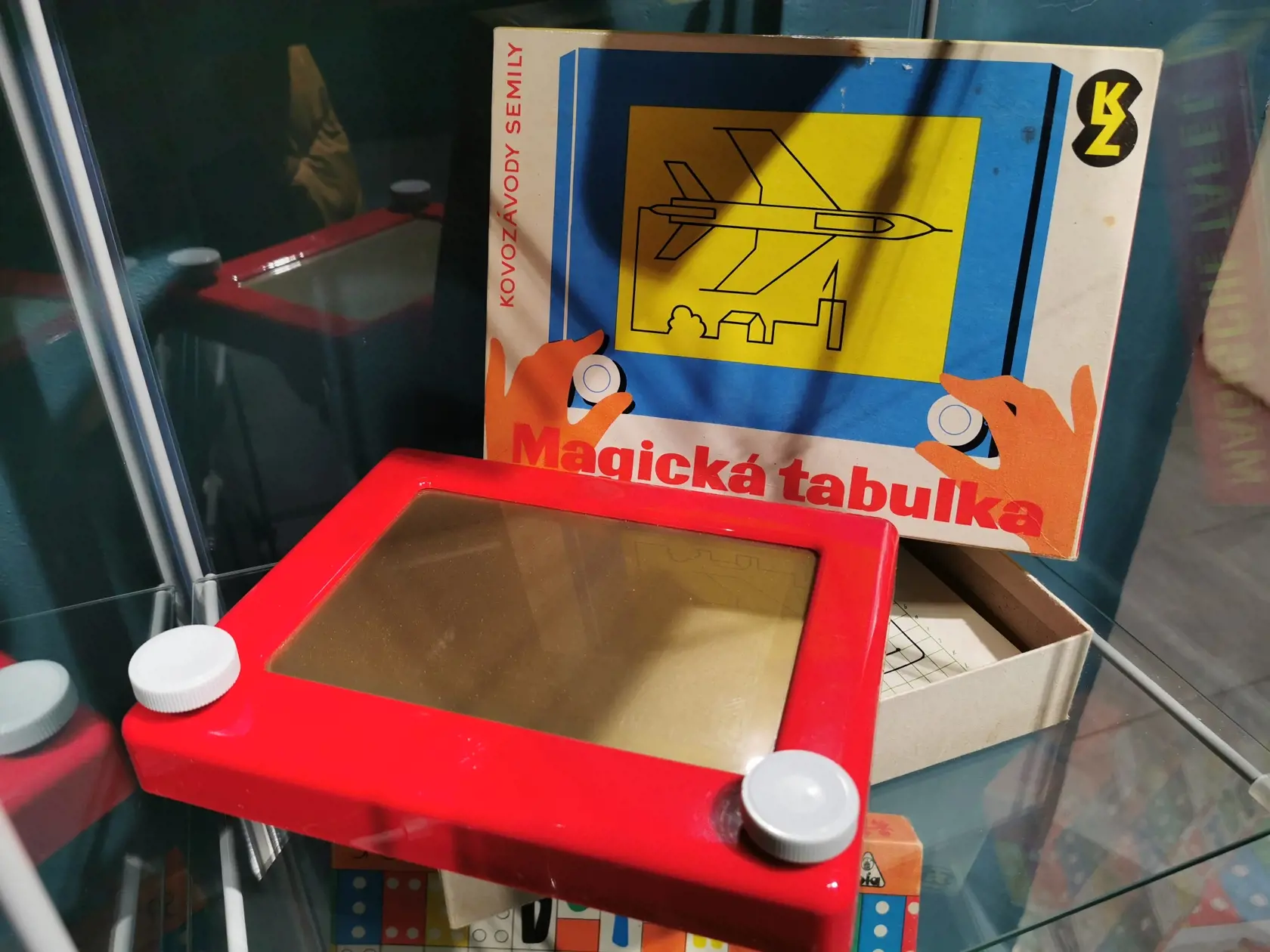 Spomínate si ešte na túto úžasnú magickú tabuľku, do ktorej ste si mohli kresliť?