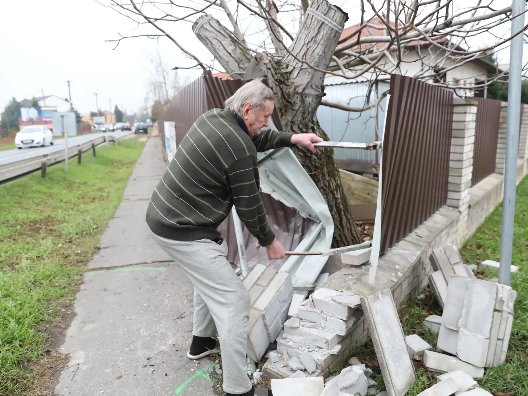 V dedine sme stretli aj muža, ktorému Robert potom, ako si podgurážený sadol za volant, narazil do plota. Štefan(79) nám prezradil, že samotný náraz nezaregistroval. “Bol som vtedy akurát v pivnici a to, že sa niečo stalo, mi prišli povedať ľudia, ktorých autom predbiehal,” hovorí Štefan. “Po nehode som sa s ním rozprával. Videl som na ňom, že mal v sebe alkohol. Bolo mu ľúto, čo urobil. Ospravedlnil sa mi,“ spomína na nešťastnú udalosť.