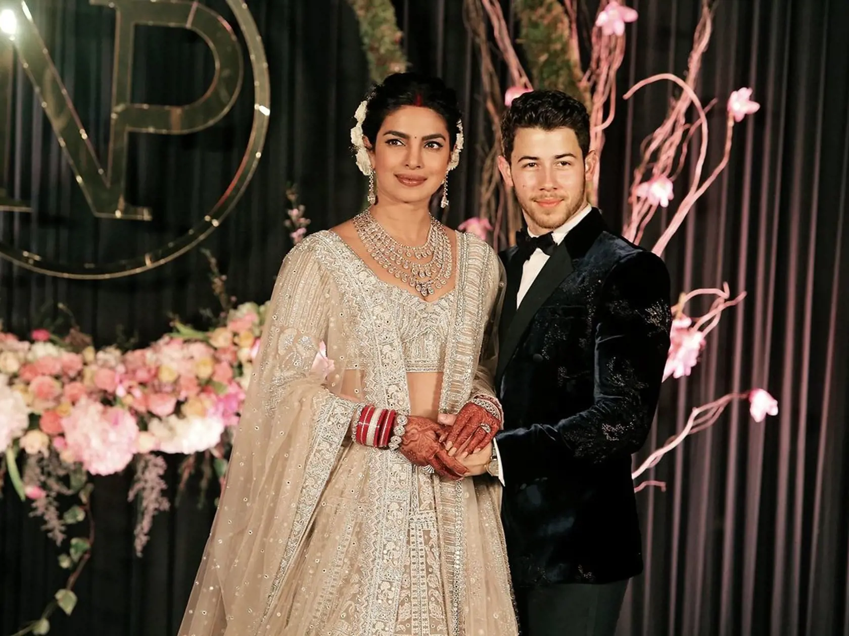 Herečka Priyanka Chopra (36) a spevák Nick Jonas (26) na svojej romantickej svadbe rozhodne nešetrili a podľa odhadov na ňu minuli až milión dolárov.