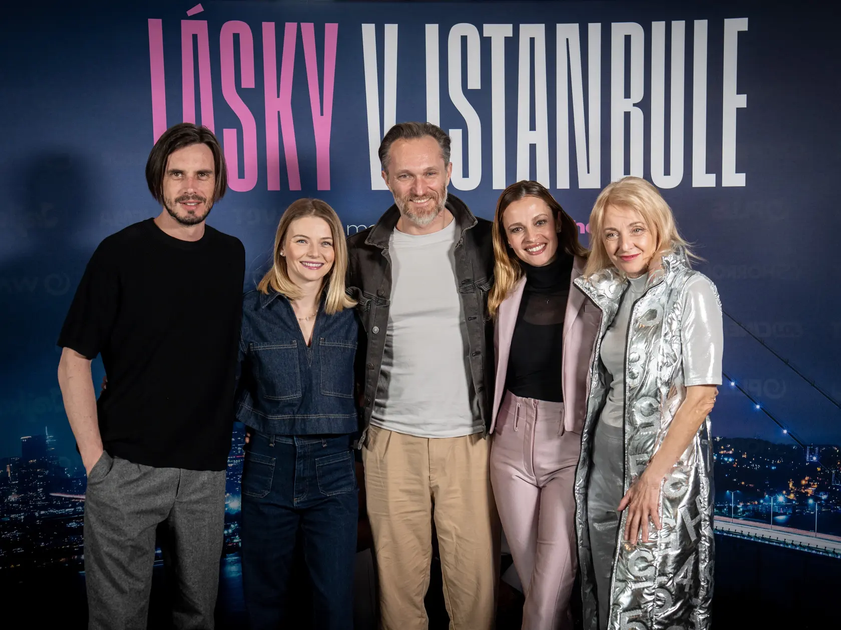 V seriáli sa okrem zamestnancov konzulátu objavia mnohé známe tváre: Veronika Žilková, Sava Popovič, Juraj Bača, Maroš Kramár, Anna Šišková, Marián Labuda ml., Hana Holišová, Ondřej Sokol, Roman Poláčik, Jakub Kuka, Elena Kolek Spaskov, Ester Geislerová.