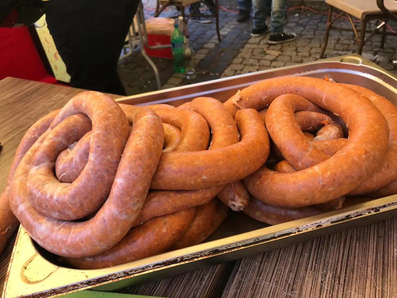 Klobása musí byť vyrobená z kvalitného mäsa, v hygienickom prostredí, správnym postupom.
