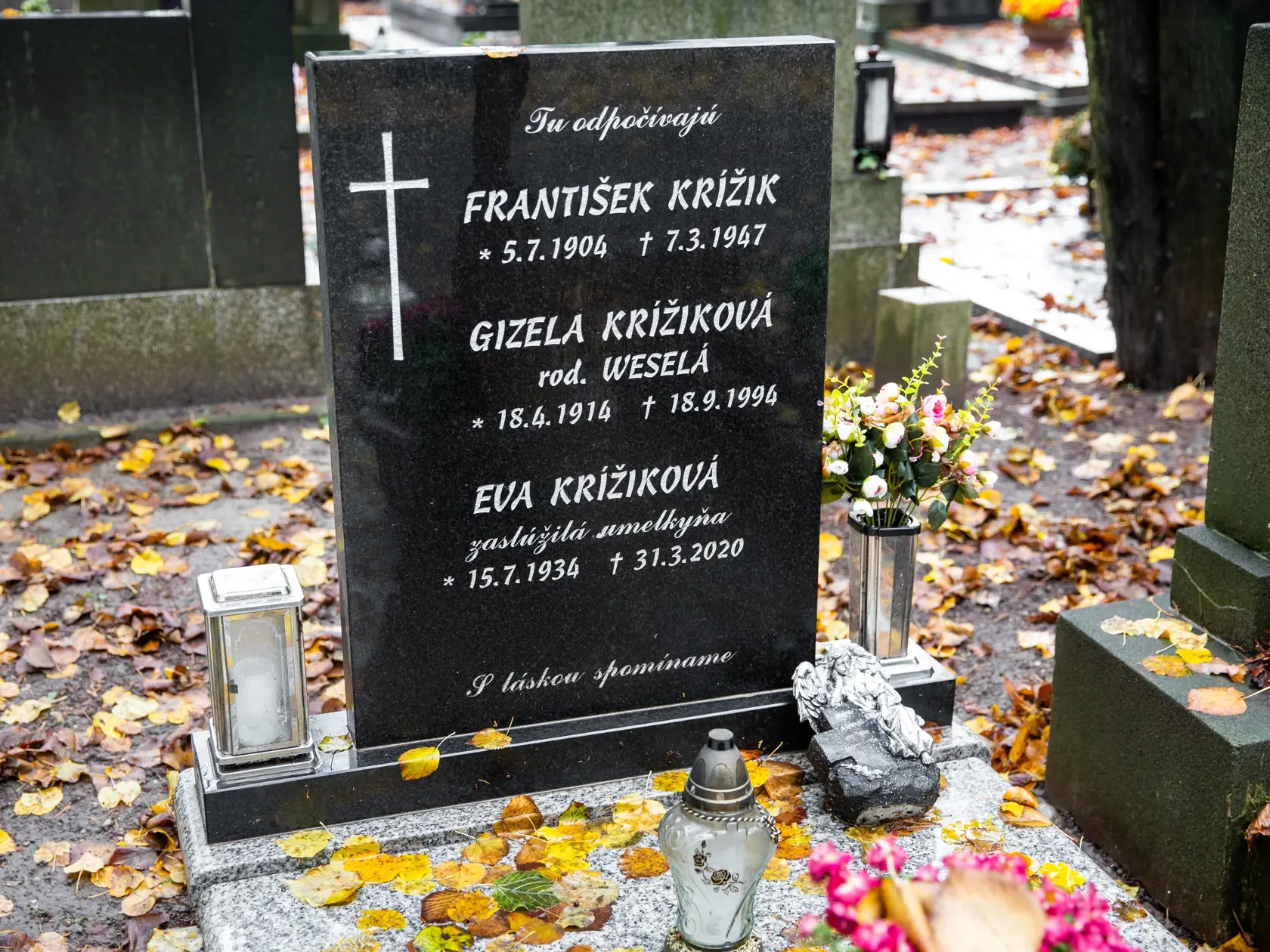 Hrob Evy Krížikovej na martinskom cintoríne v Bratislave. 